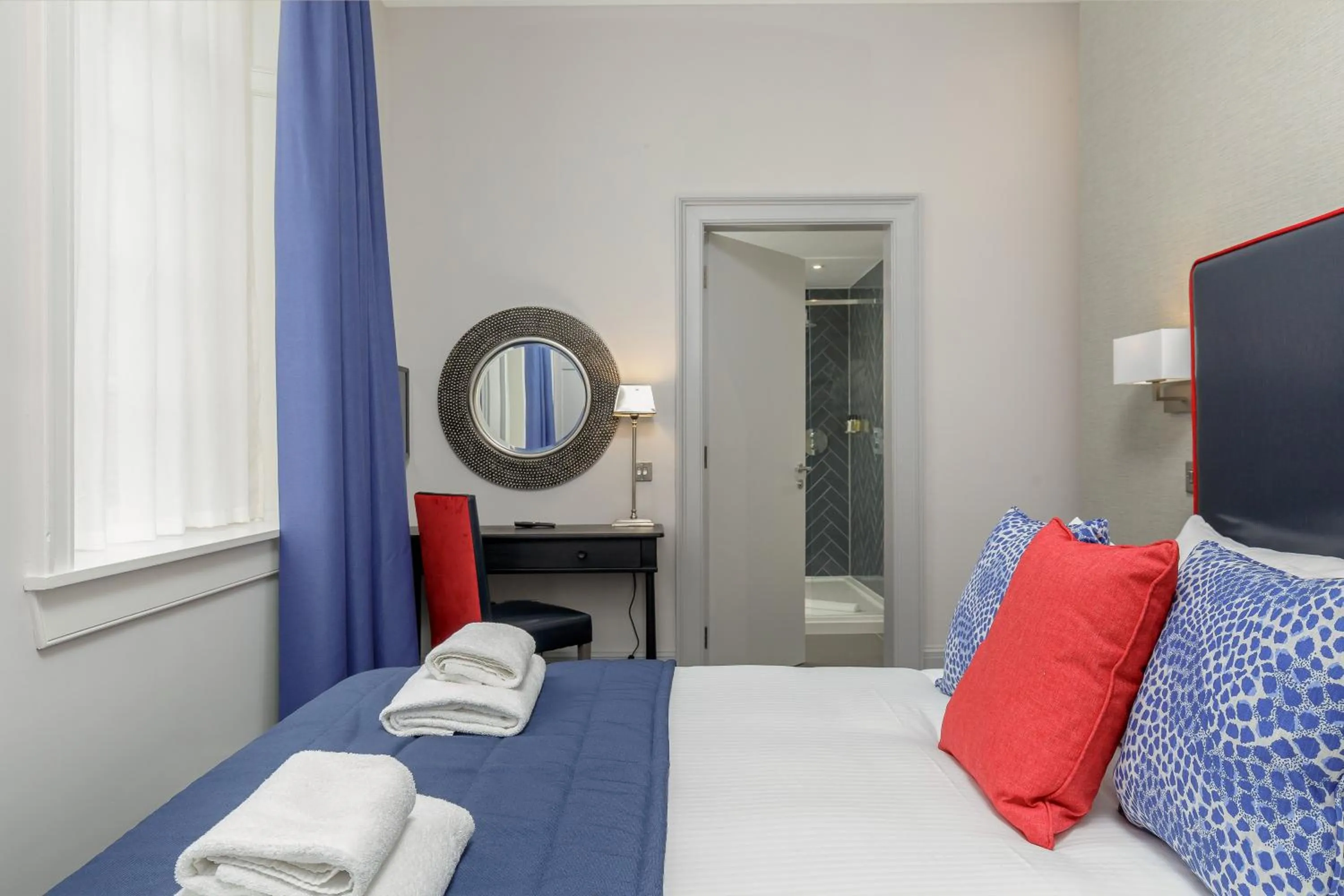 Bed in Destiny Scotland - Princes Street Residence