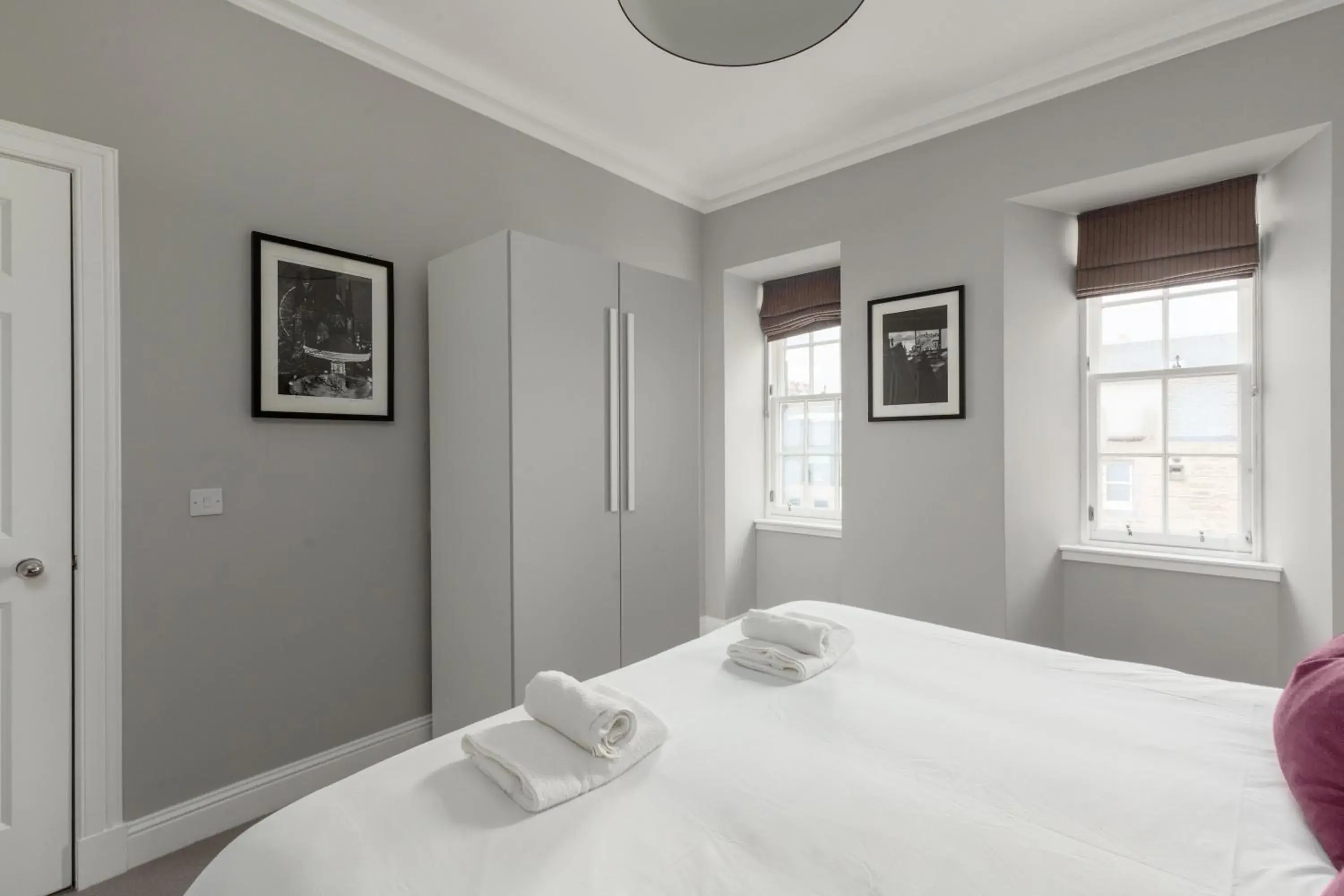 Deluxe Three-Bedroom Apartment with Castle View in Destiny Scotland - Princes Street Residence Deluxe Three-Bedroom Apartment with Castle View in Destiny Scotland - Princes Street Residence