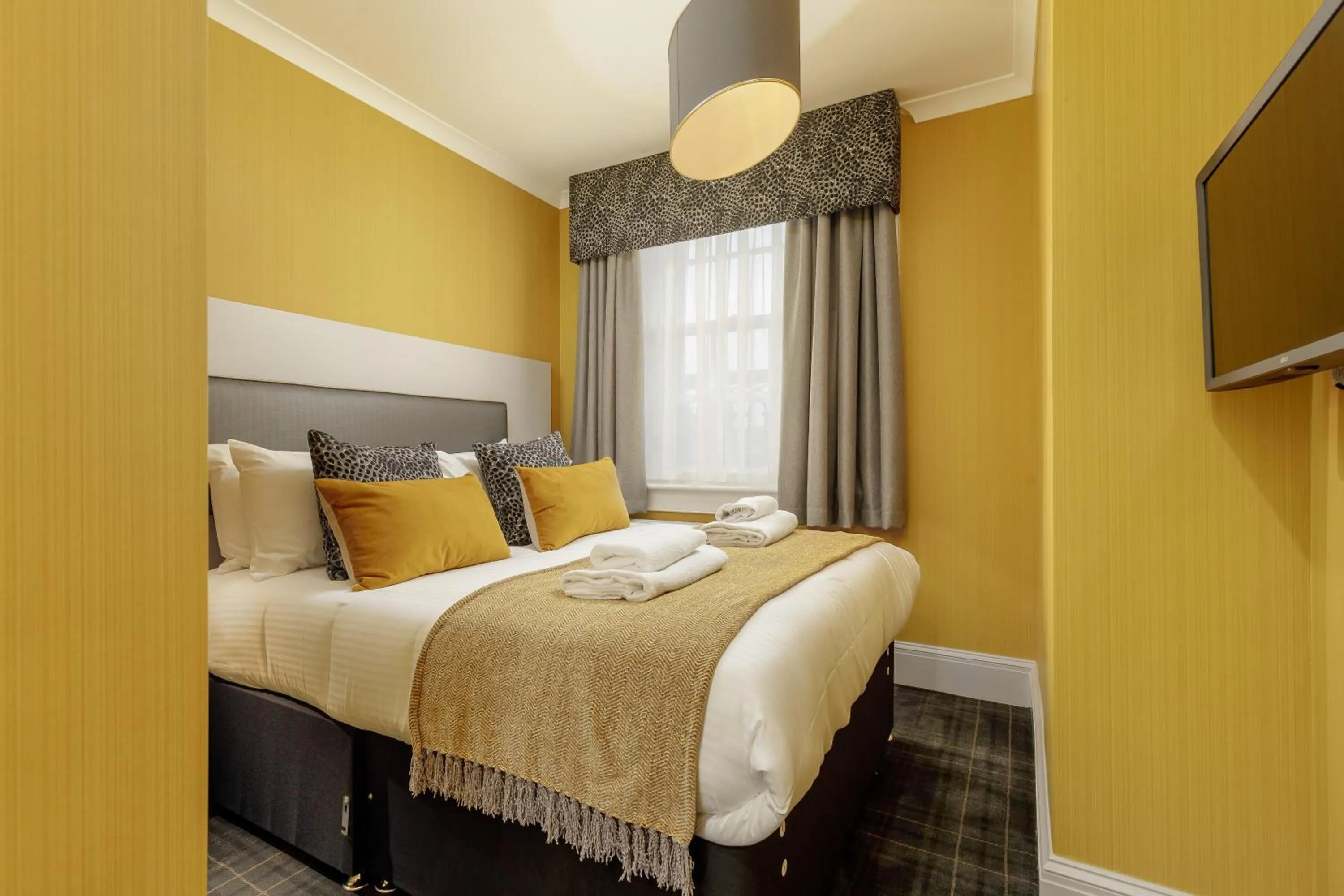 Bed in Destiny Scotland - Princes Street Residence