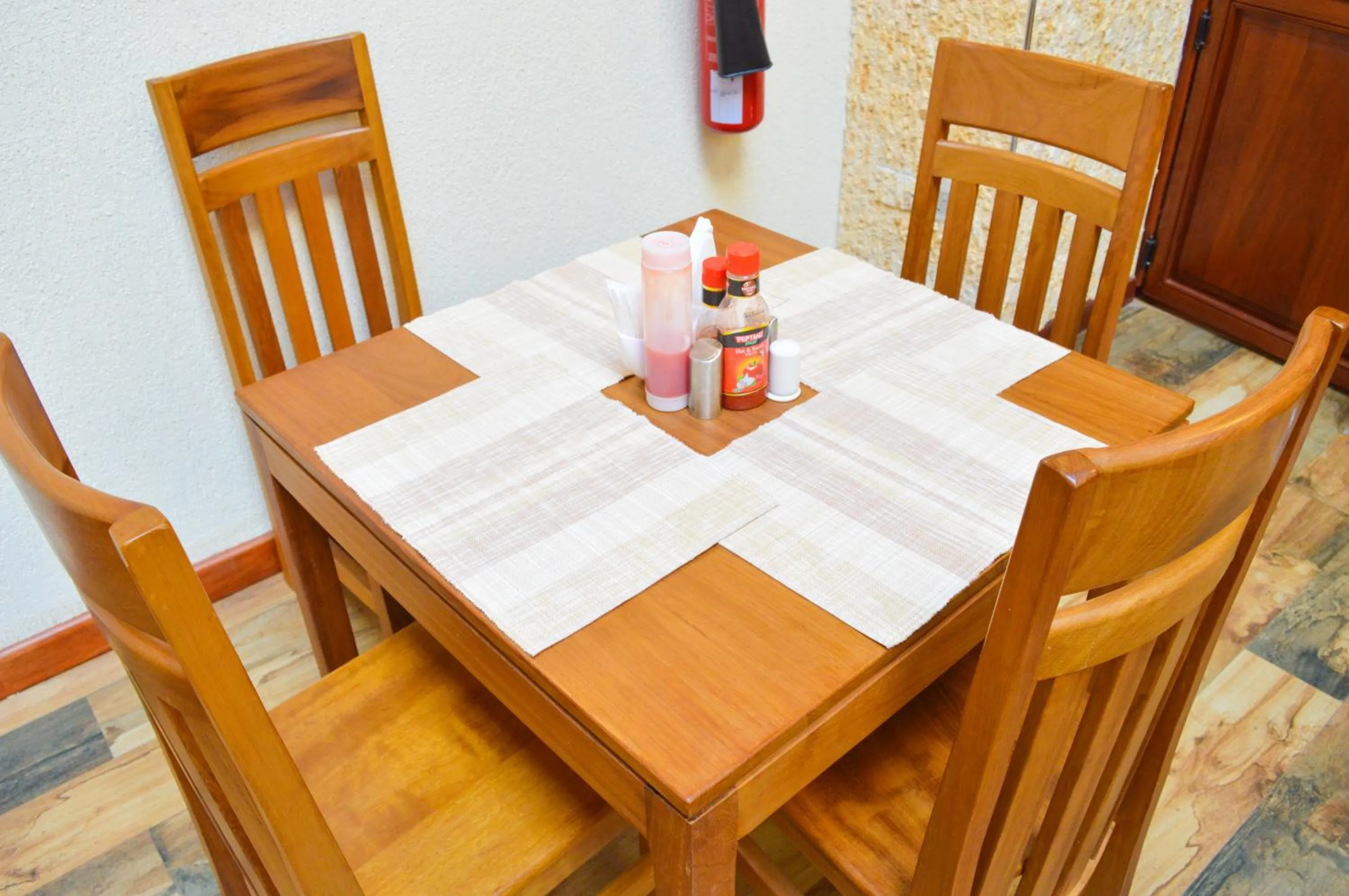 Restaurant/places to eat in Red Ruby Hotel