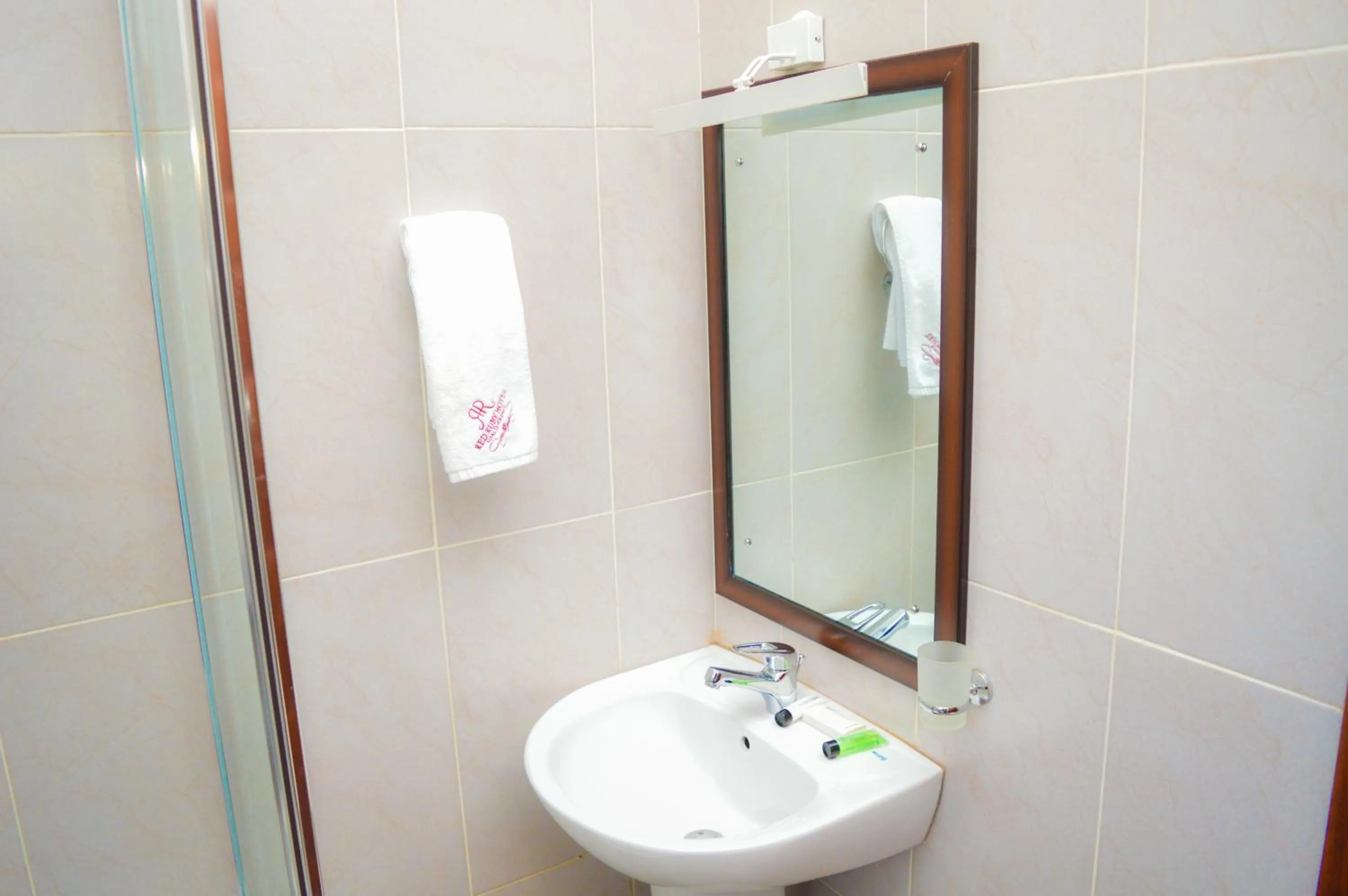 Bathroom in Red Ruby Hotel