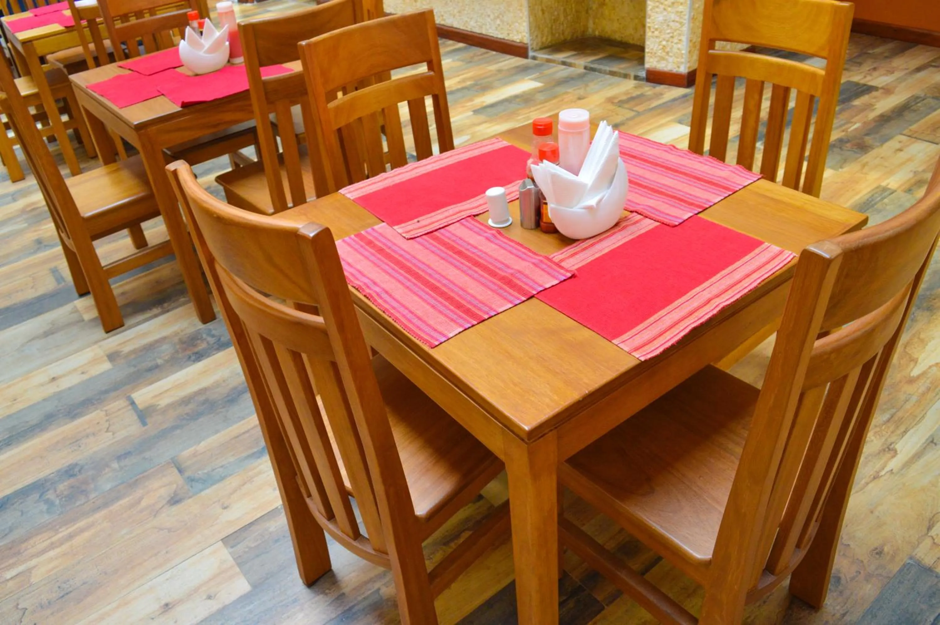 Restaurant/places to eat in Red Ruby Hotel