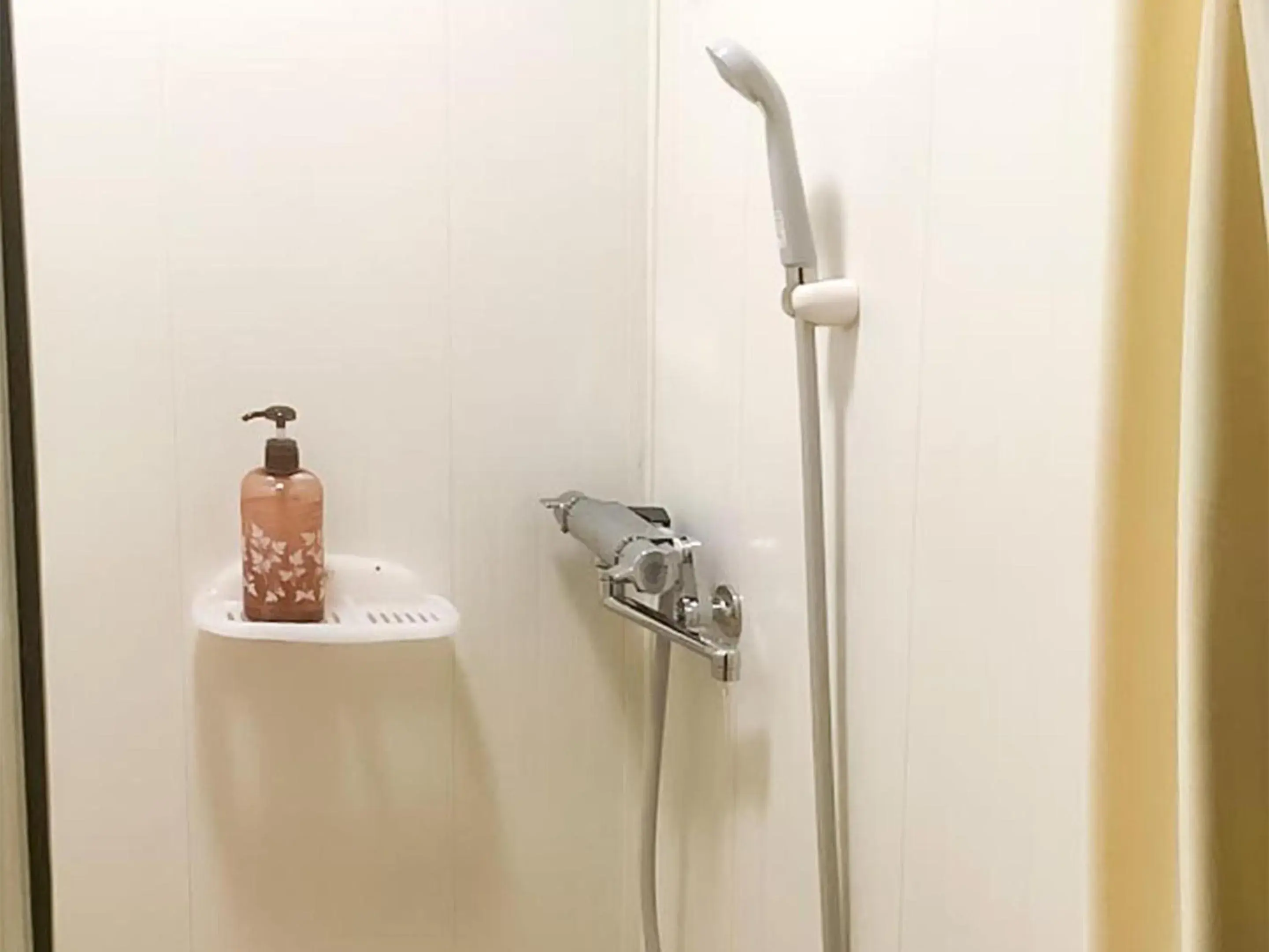 Japanese-Style Twin Room with Shared Bathroom - single occupancy in Wafu Guesthouse Kashiwaya Japanese-Style Twin Room with Shared Bathroom - single occupancy in Wafu Guesthouse Kashiwaya