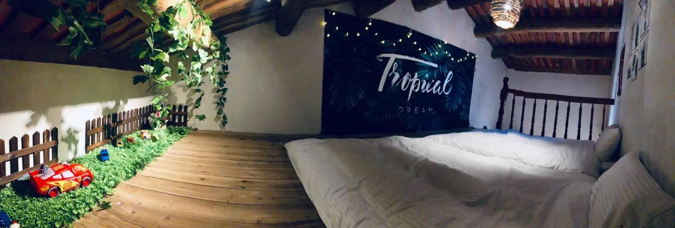 Bed in Red Tomato B&B