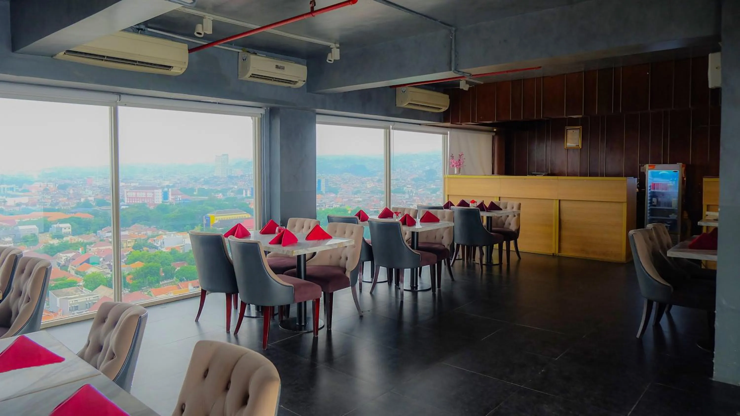 Restaurant/places to eat in Louis Kienne Hotel Simpang Lima