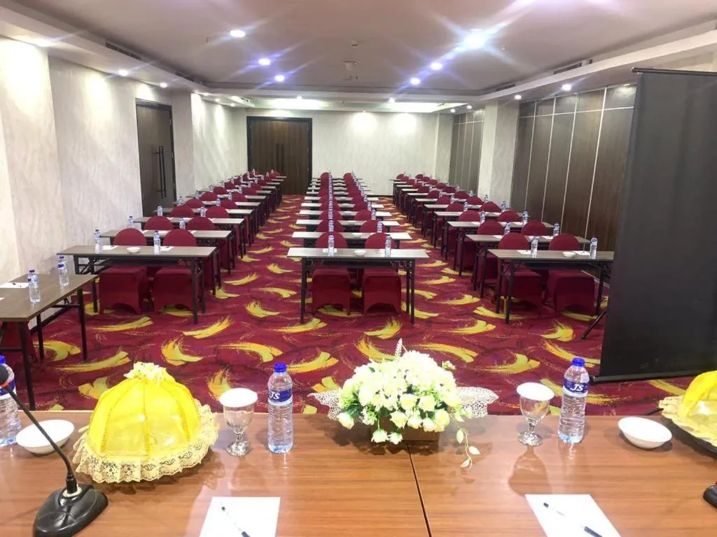 Travellers Hotel Phinisi