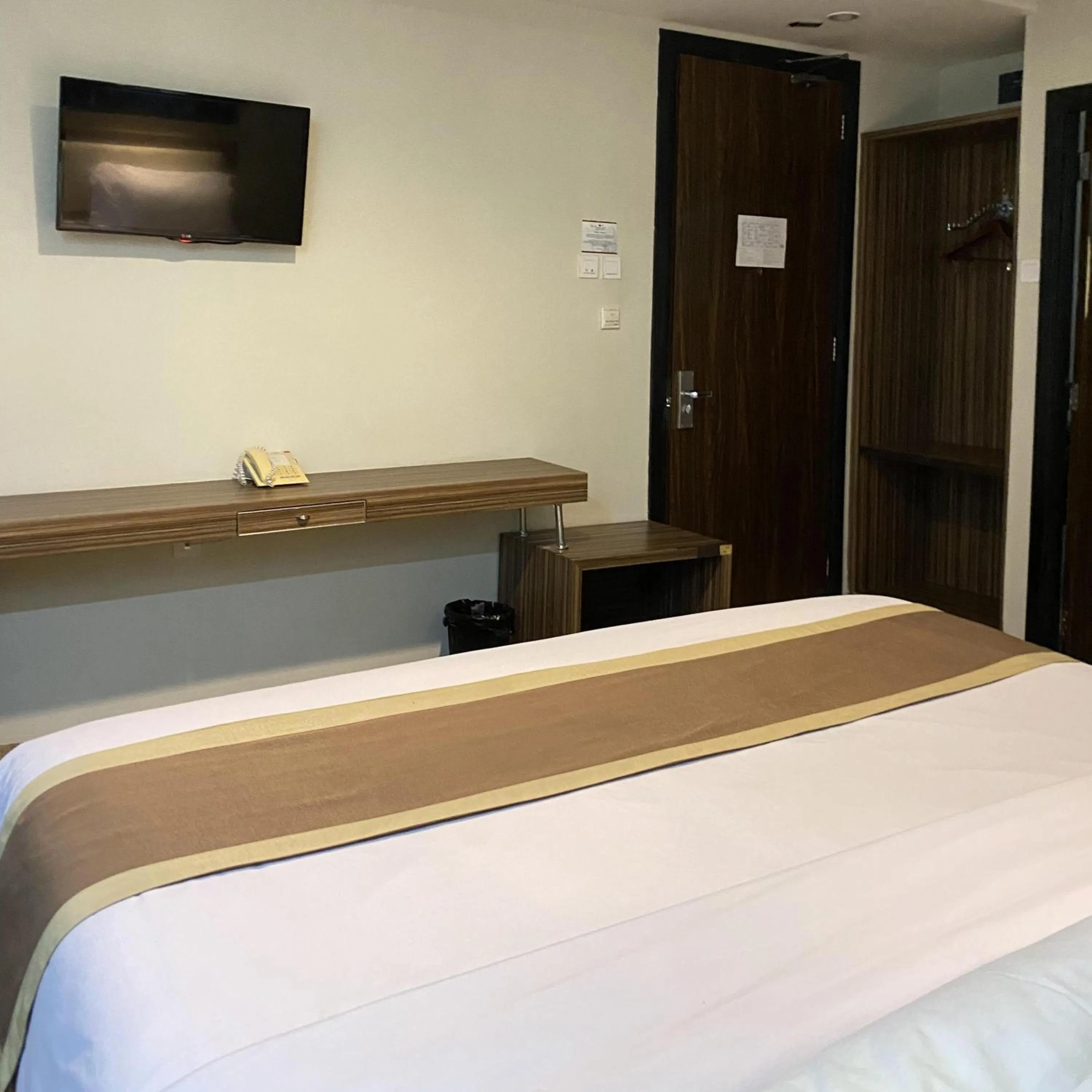 Bed in Travellers Hotel Phinisi