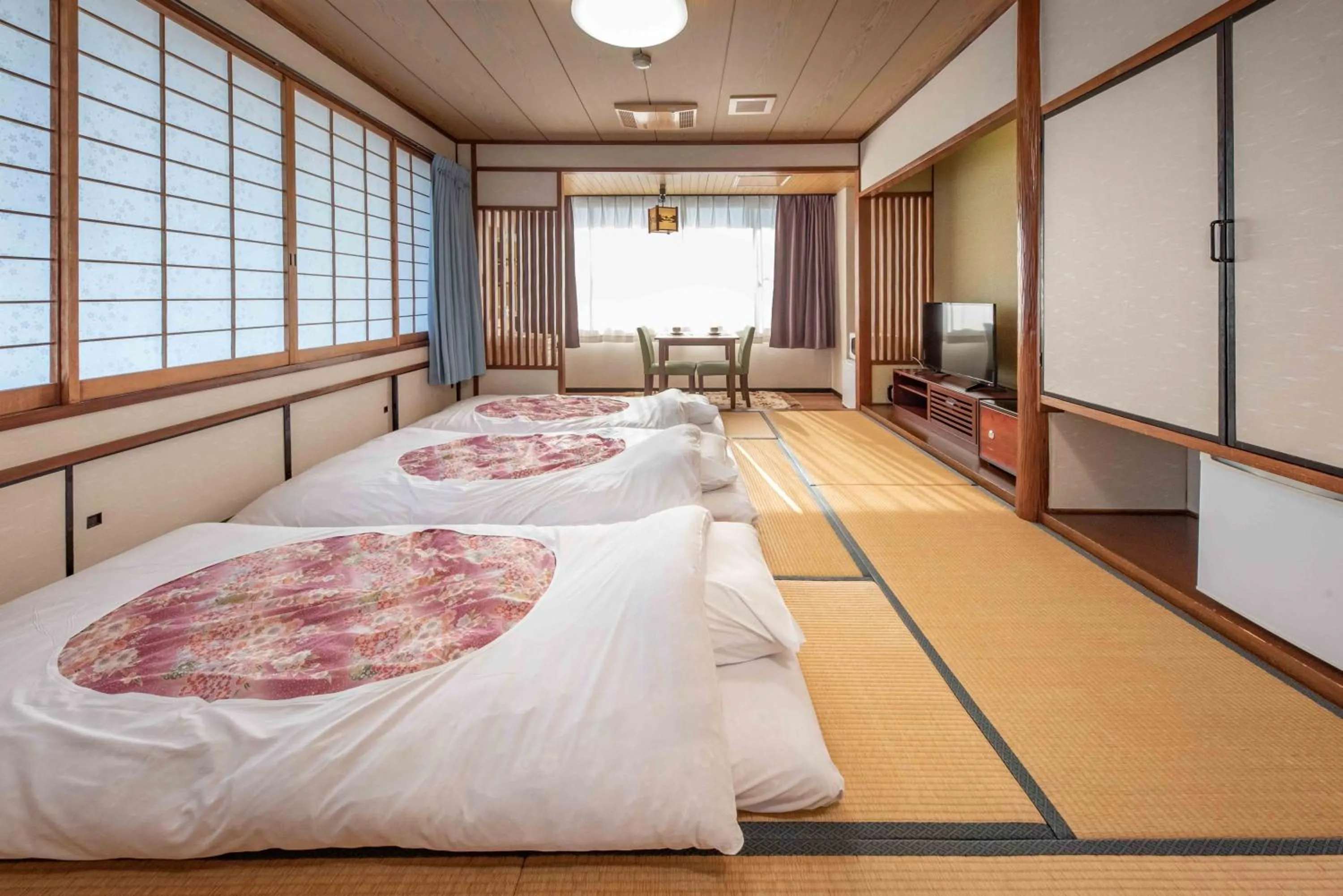 Photo of the whole room, Bed in Hotel Shin Makomo