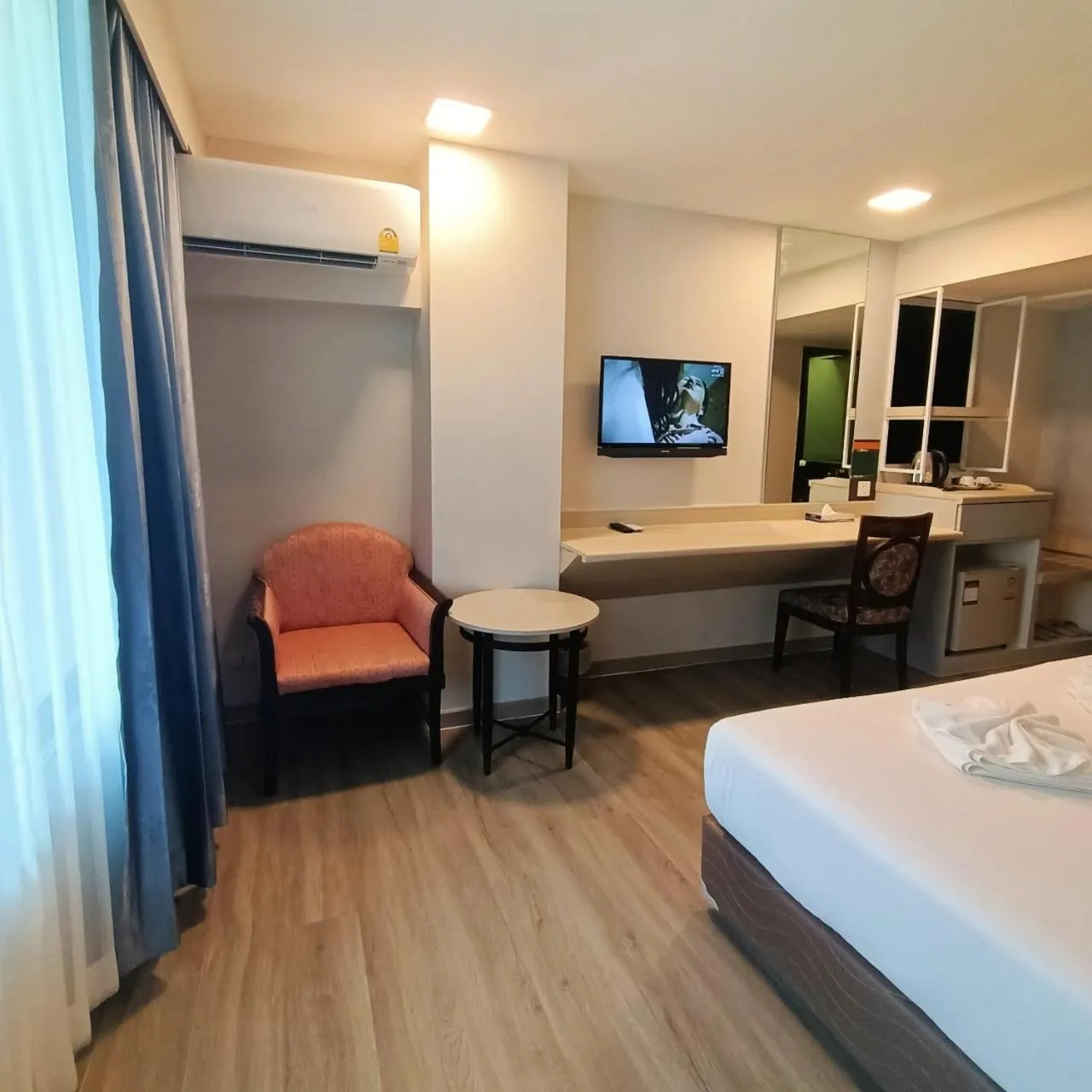 TV and multimedia, Bed in Mayflower Grande Hotel Phitsanulok