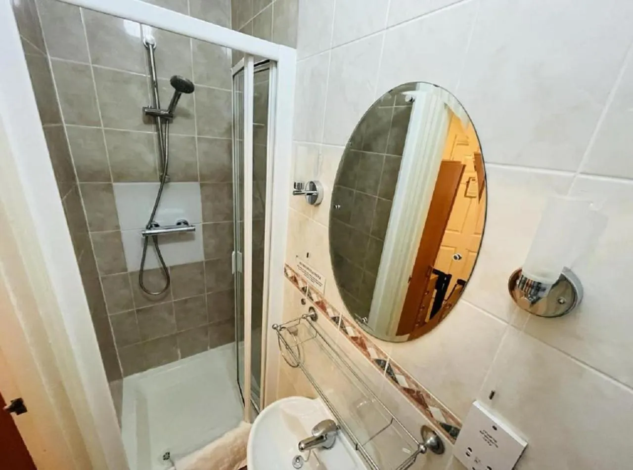 Shower in Pickwicks Guest House