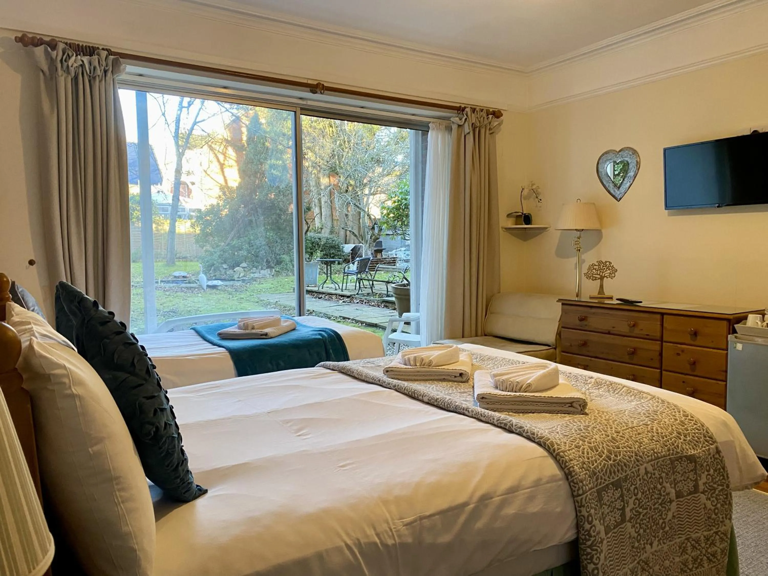 Garden, Bed in Pickwicks Guest House