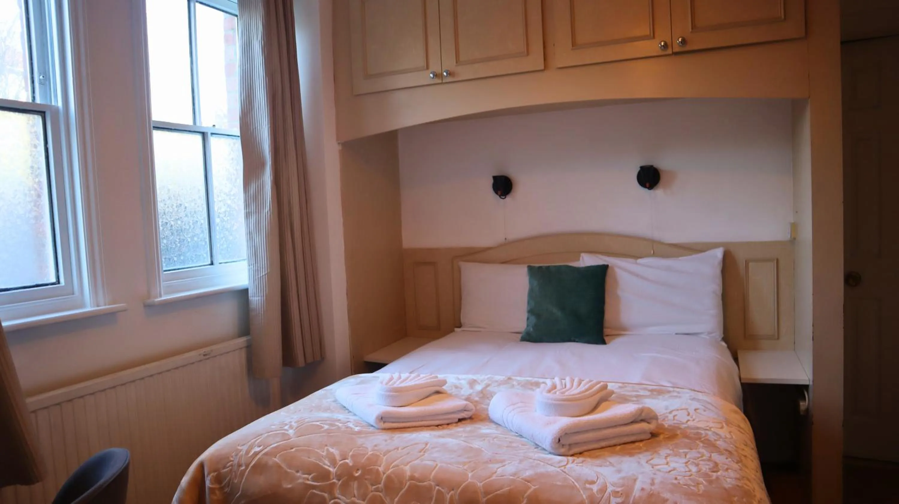 View (from property/room), Bed in Pickwicks Guest House