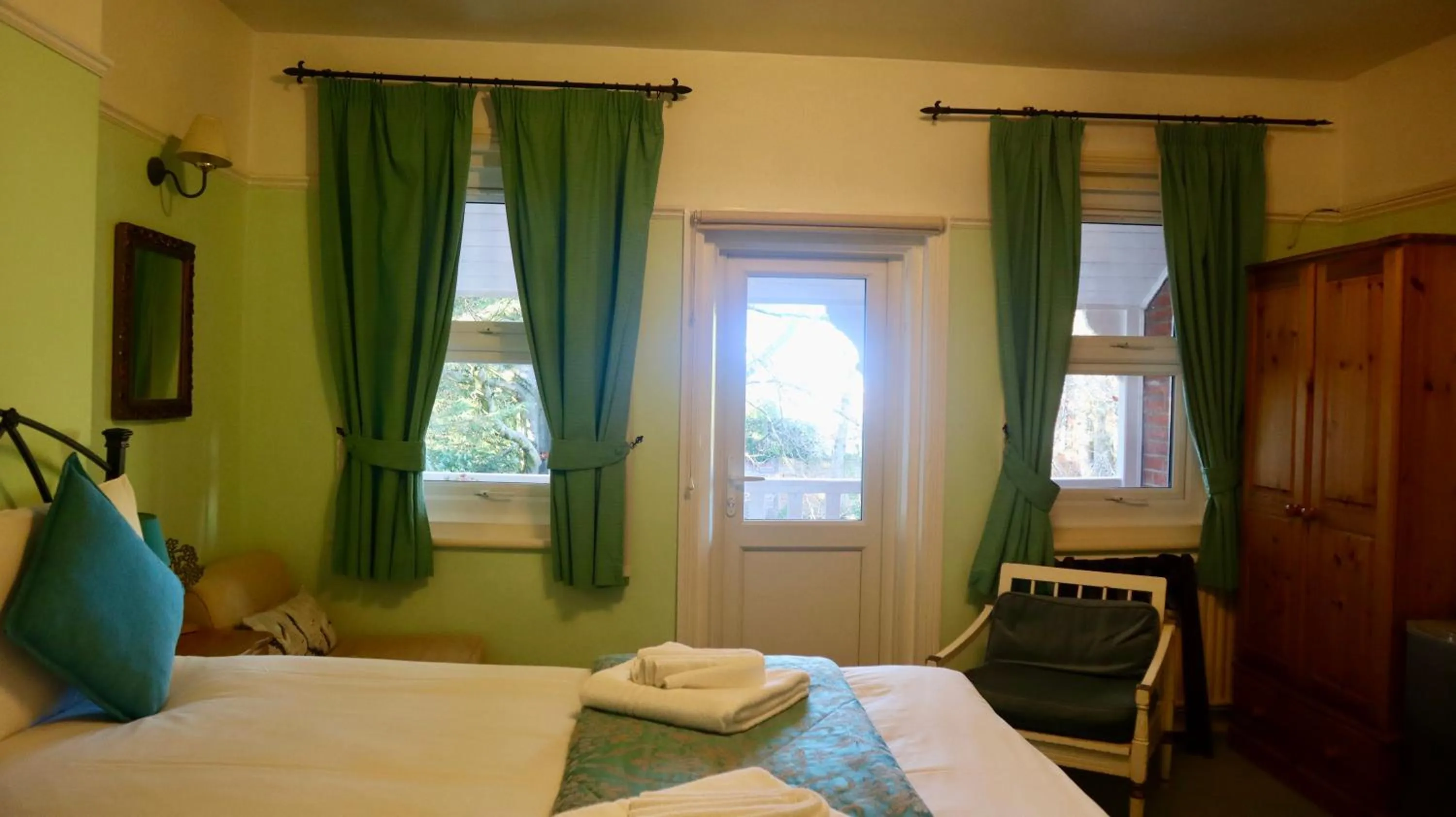 View (from property/room), Bed in Pickwicks Guest House