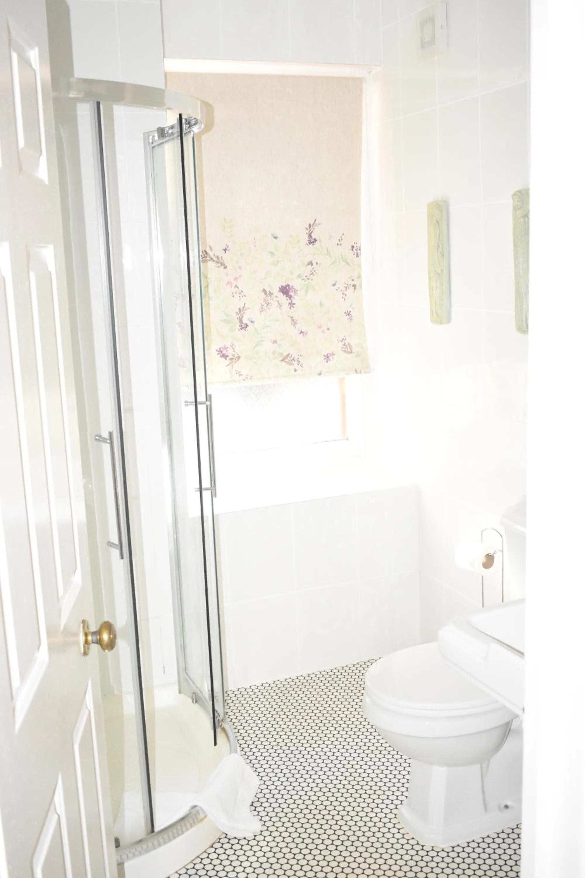 Toilet in Pickwicks Guest House