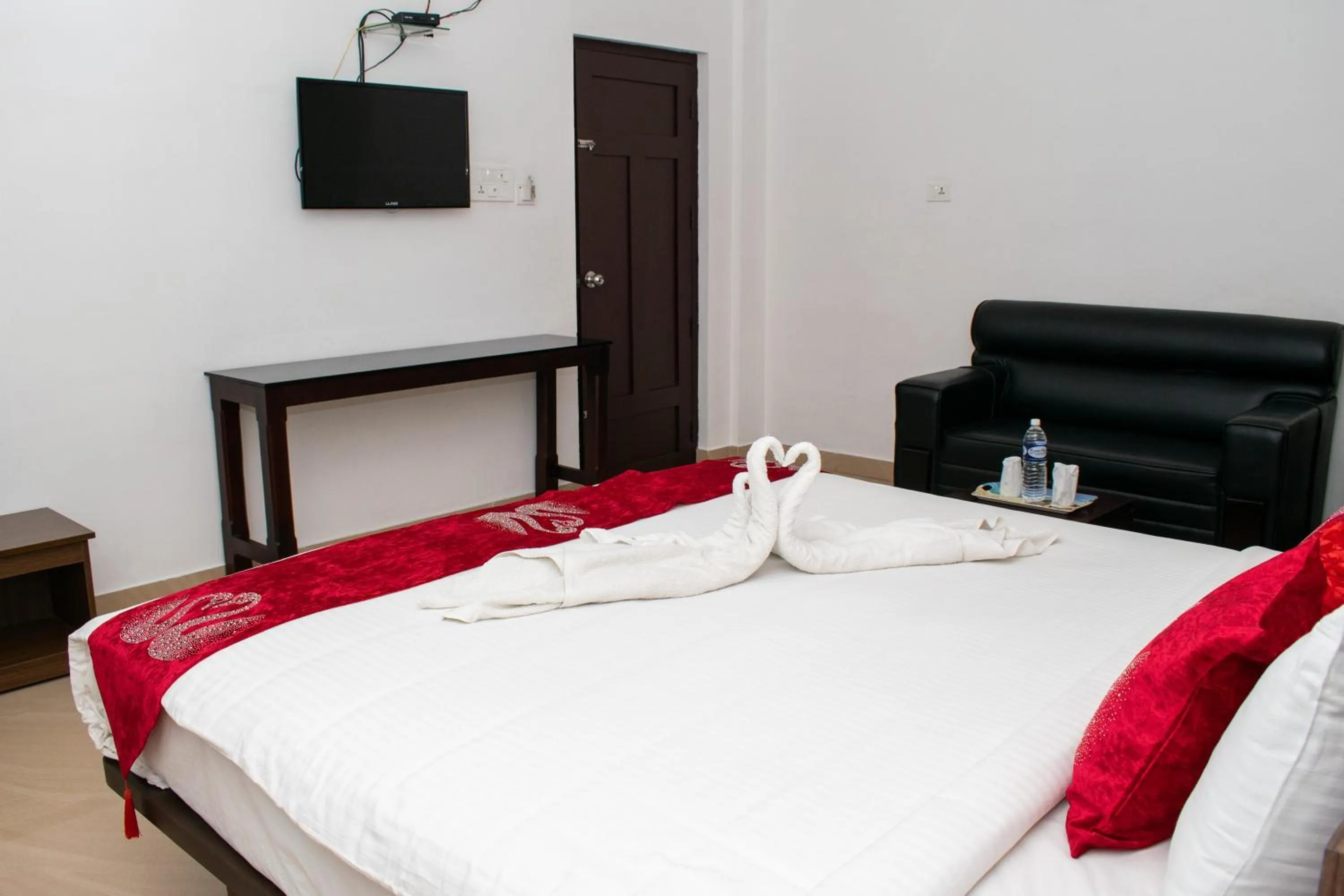 Photo of the whole room, Bed in Pine Tree Munnar