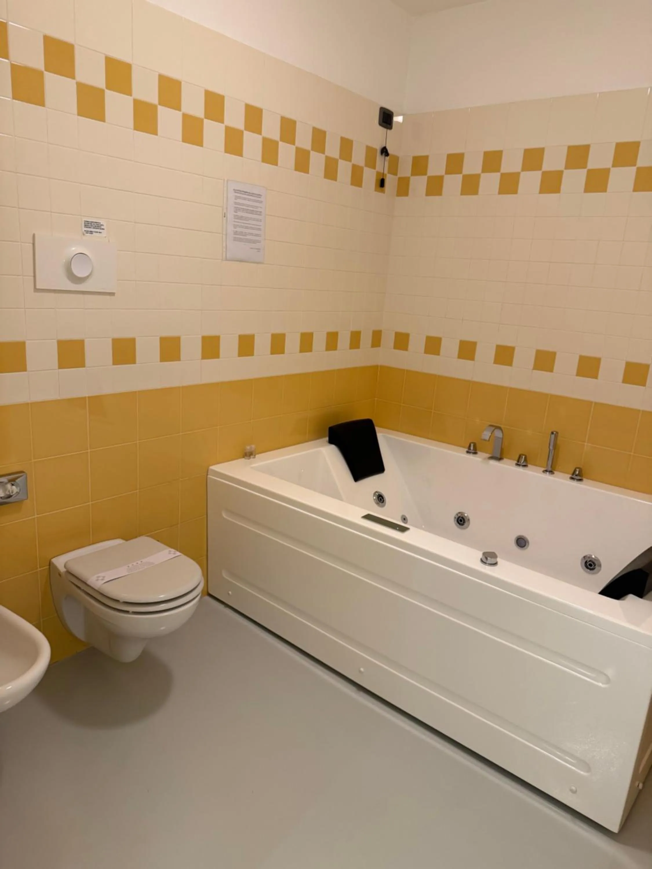 Hot Tub in Hotel Motel Sporting