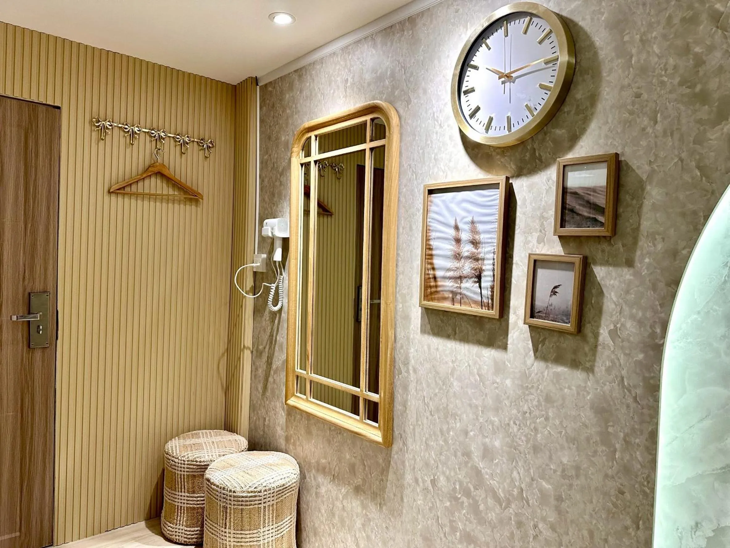 Photo of the whole room in Dragon River Avenue