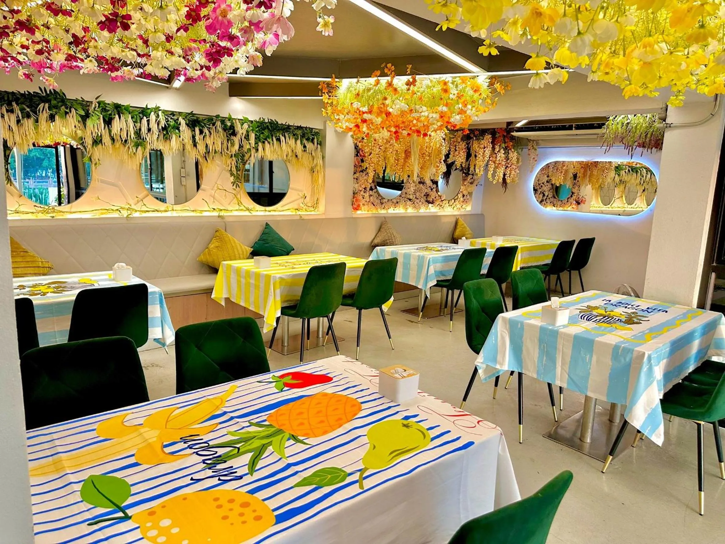 Restaurant/places to eat in Dragon River Avenue