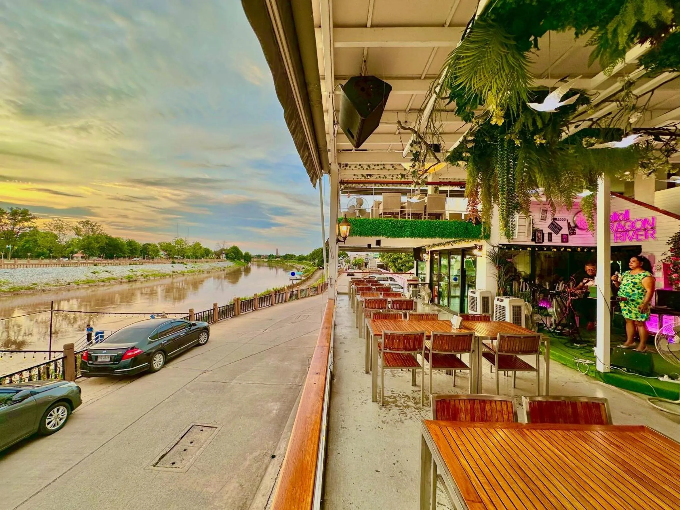 Restaurant/places to eat in Dragon River Avenue