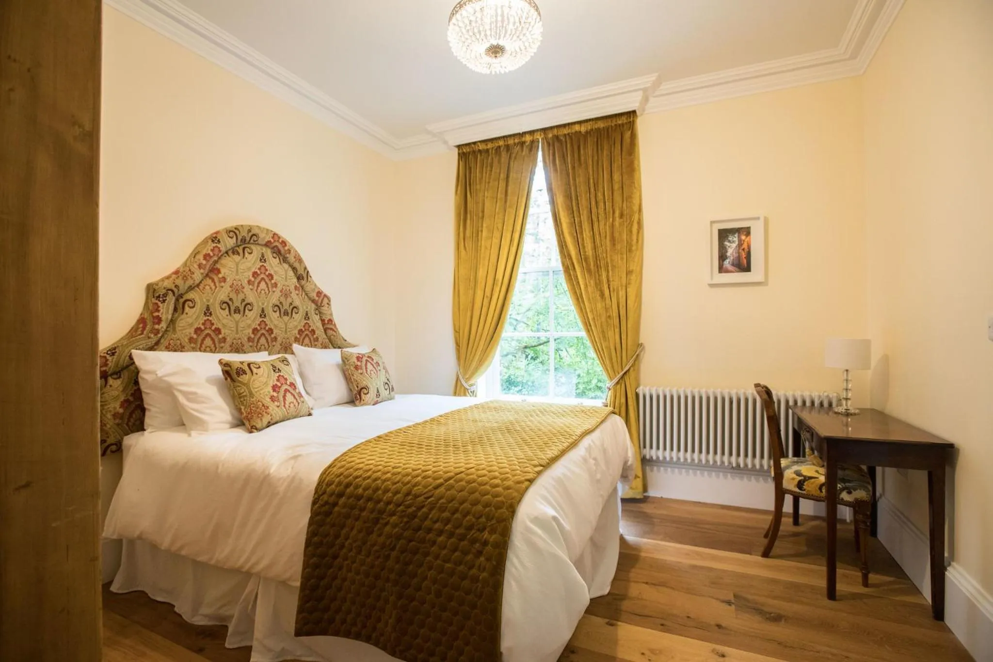 Bedroom, Bed in Bishop's Gate Hotel