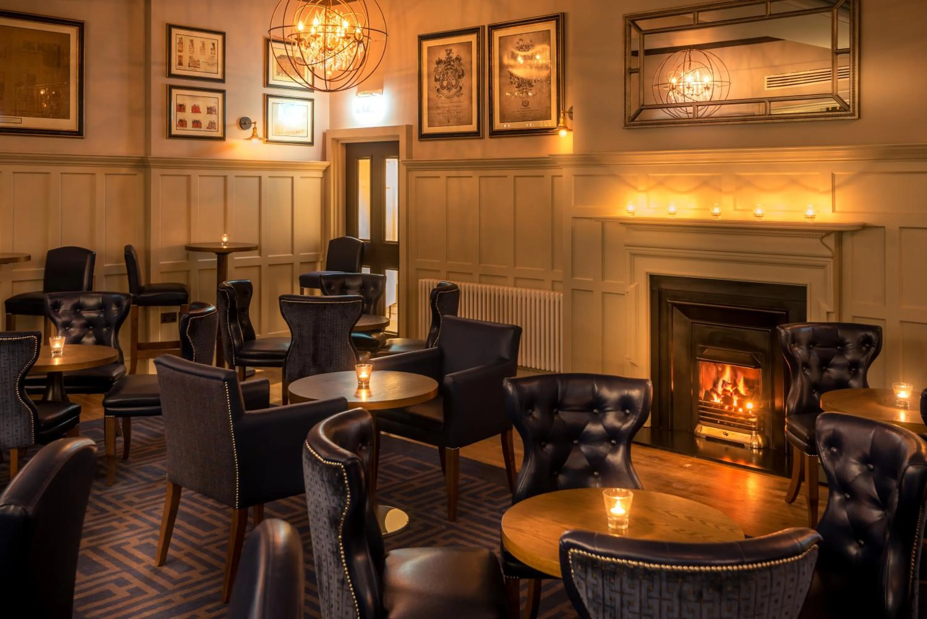 Communal lounge/ TV room in Bishop's Gate Hotel