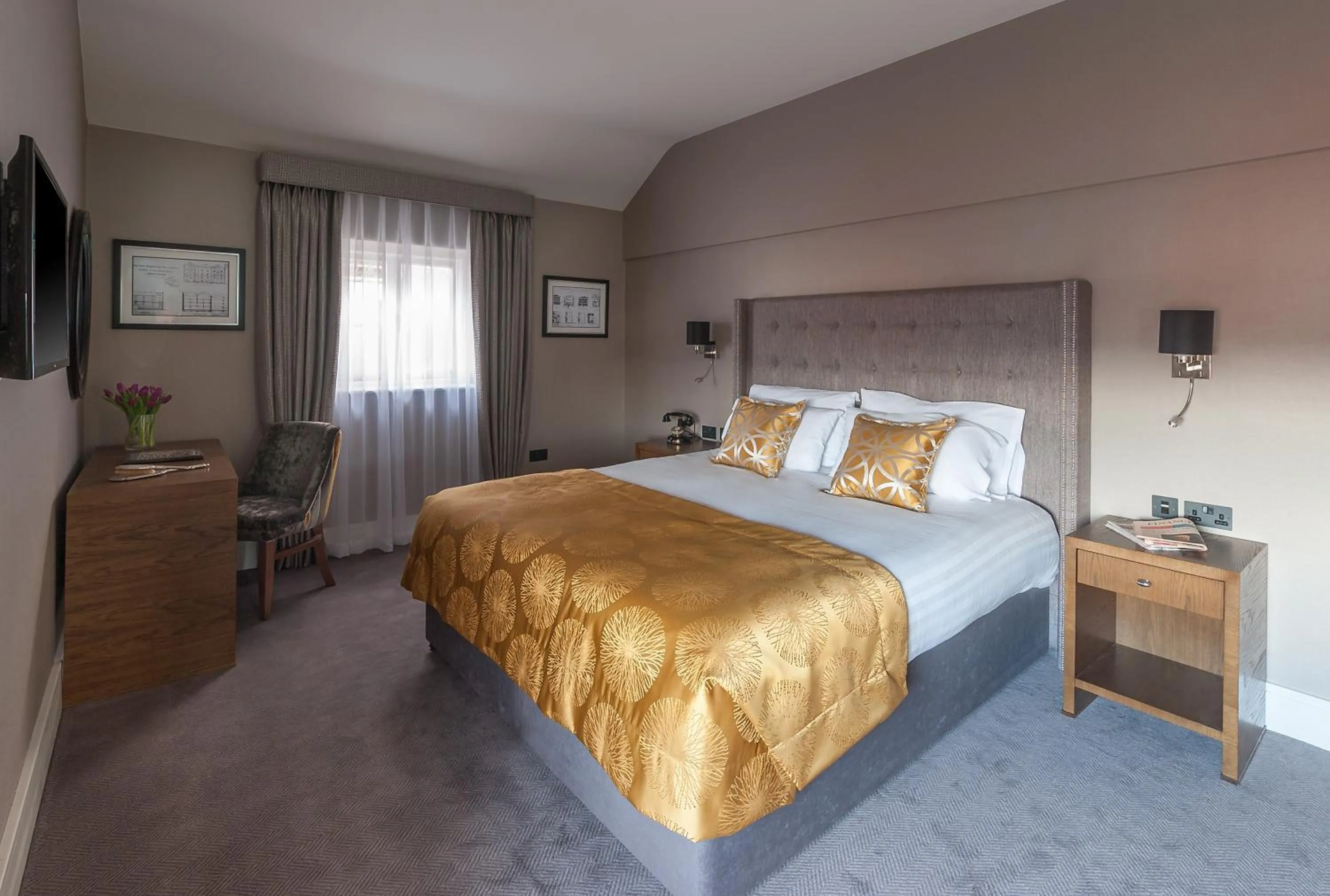 Bedroom, Bed in Bishop's Gate Hotel