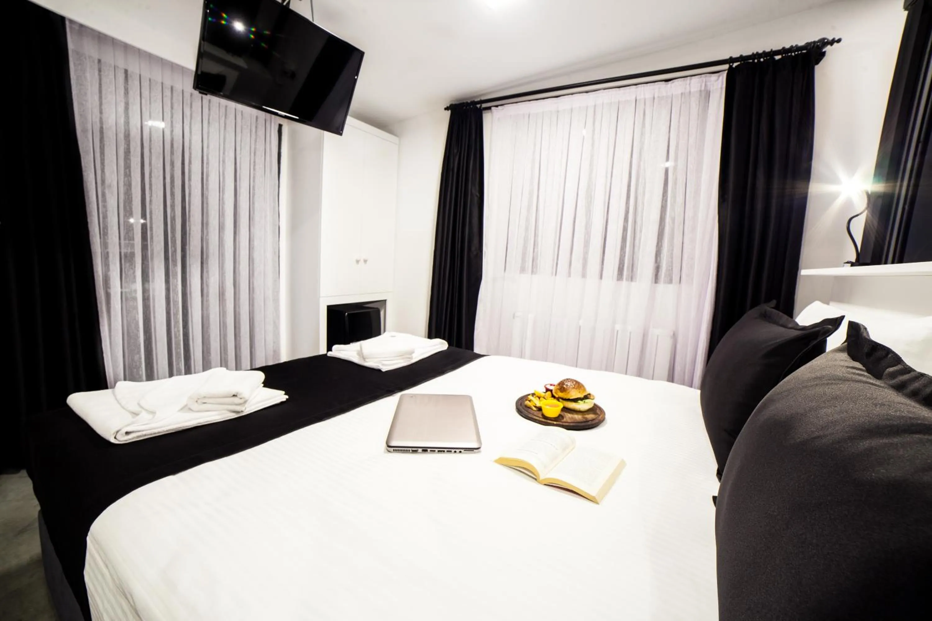 TV and multimedia, TV/Entertainment Center in Inn 65 Budget