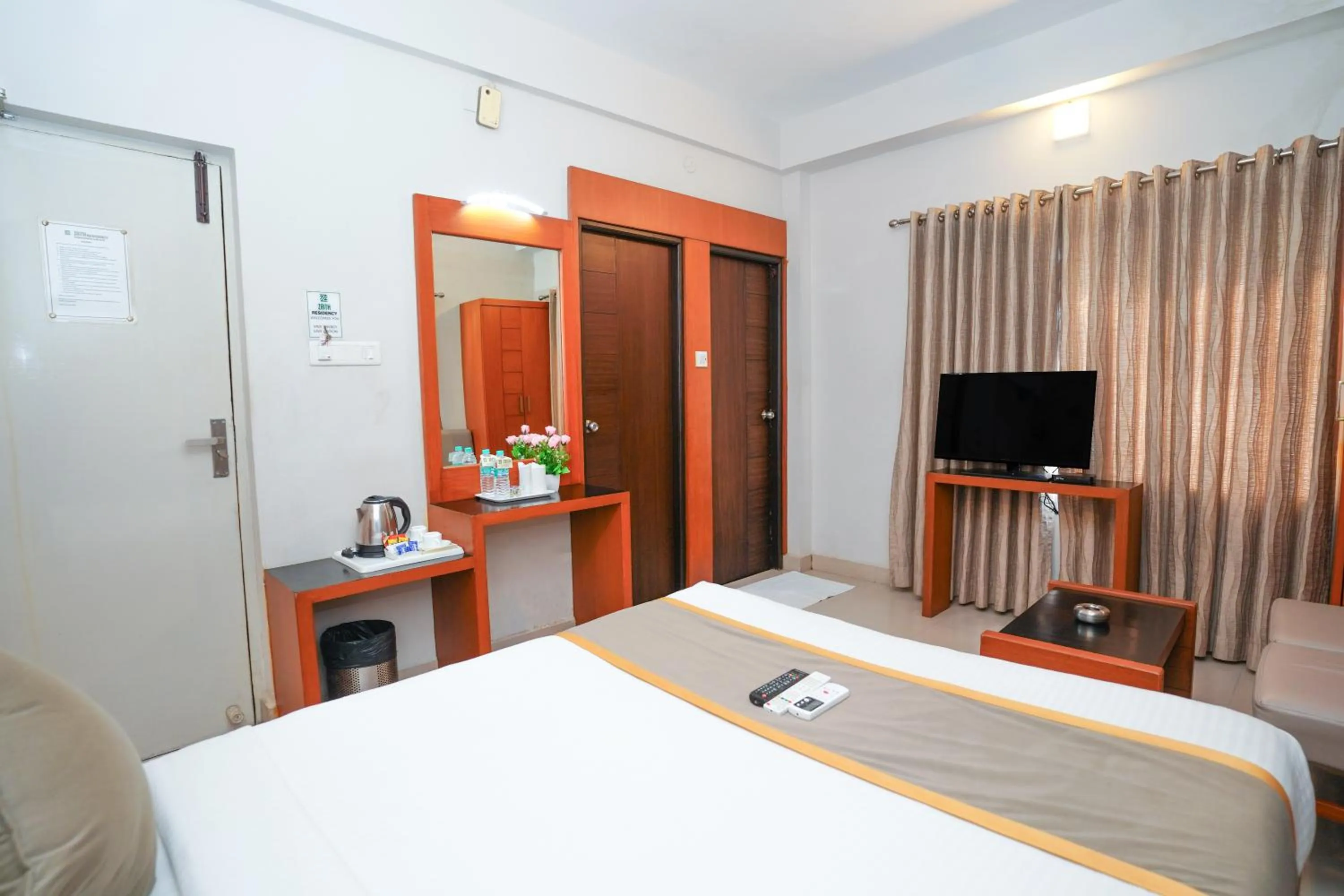 Communal lounge/ TV room, Bed in Zaith Residency Near US Consulate & Apollo hospitals