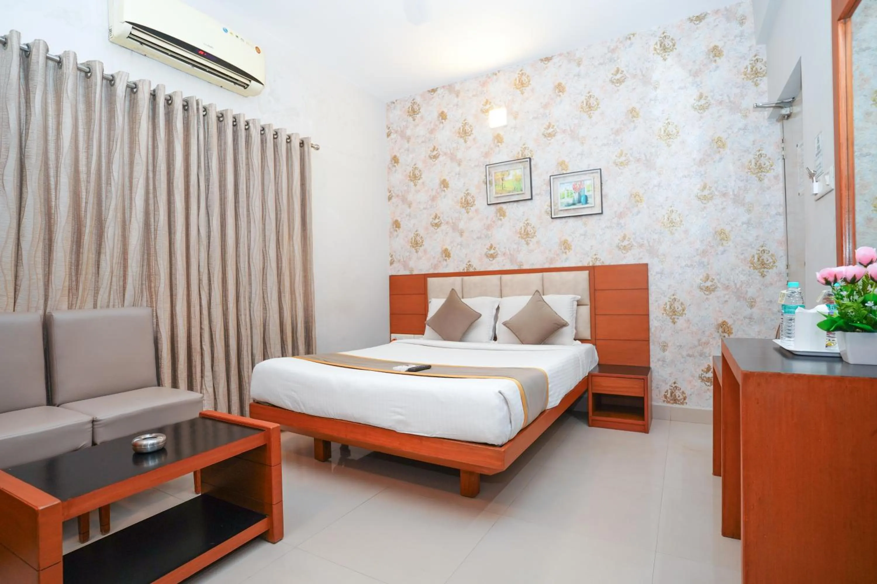 Bedroom, Bed in Zaith Residency Near US Consulate & Apollo hospitals