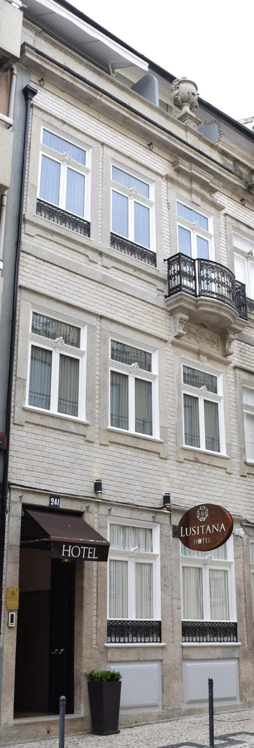 Facade/entrance in Lusitana Hotel