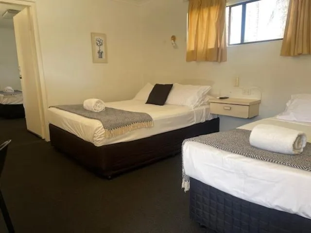 group of guests, Bed in Glenlyon Lodge - Gladstone