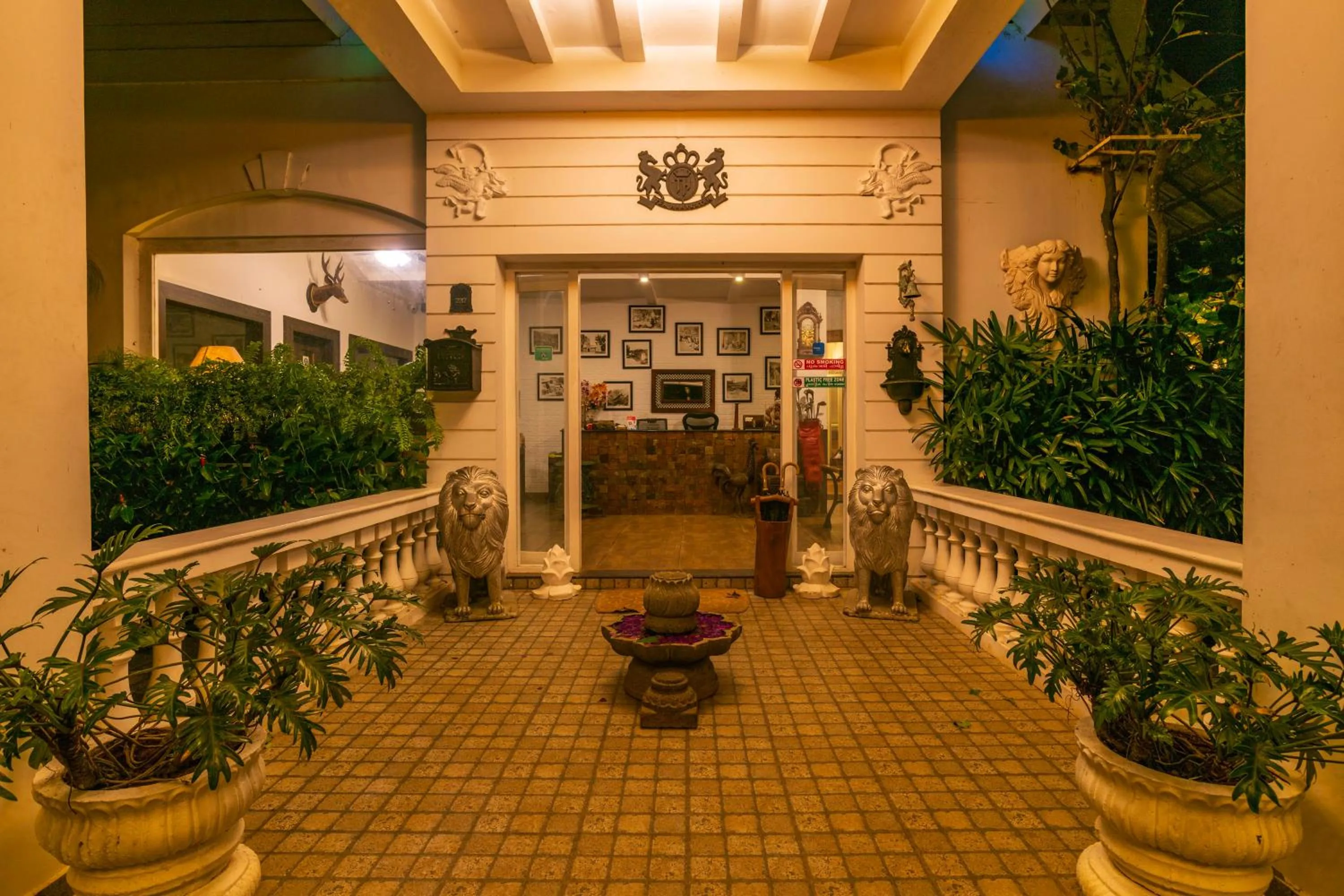 Facade/entrance in Tea Harvester