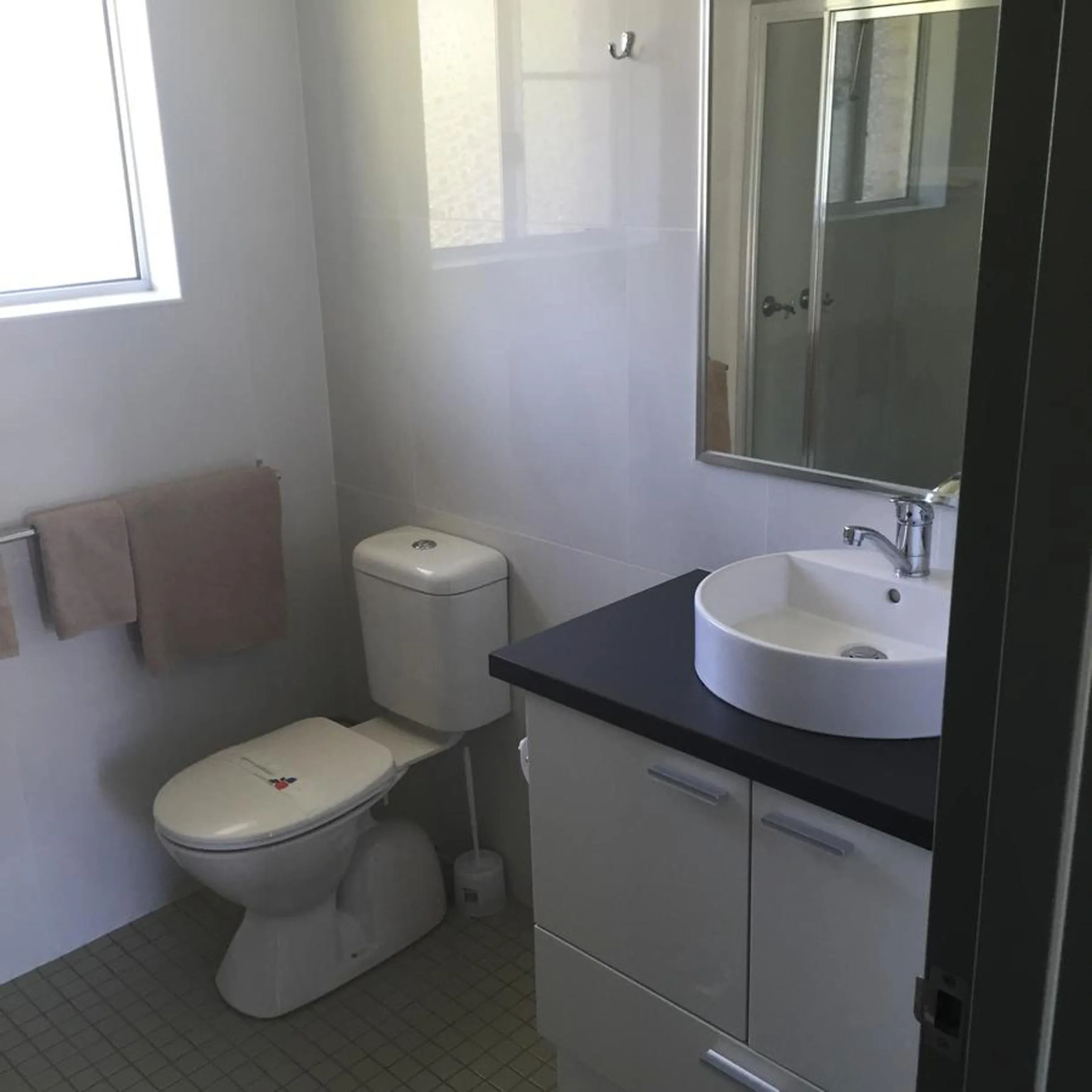 Bathroom in Macquarie Valley Motor Inn