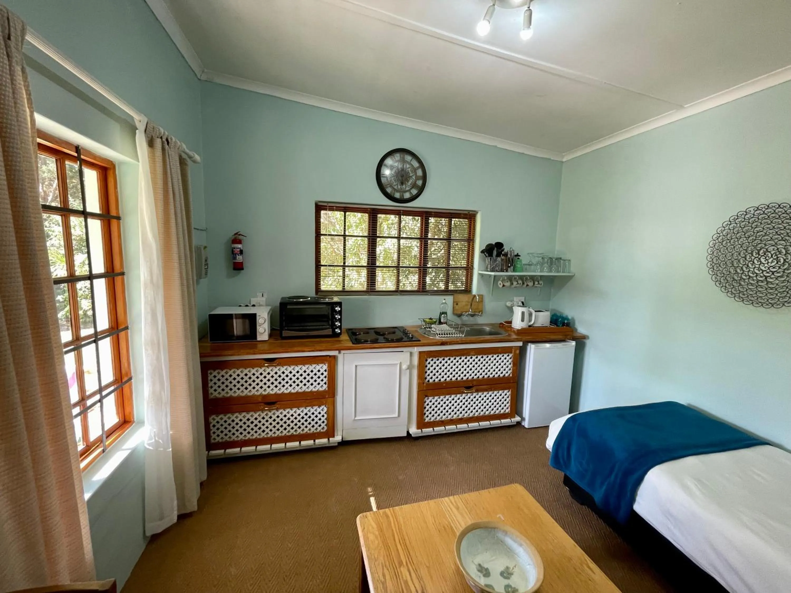 Kitchen or kitchenette, Bed in Blue Cow Barn - Boutique Farm
