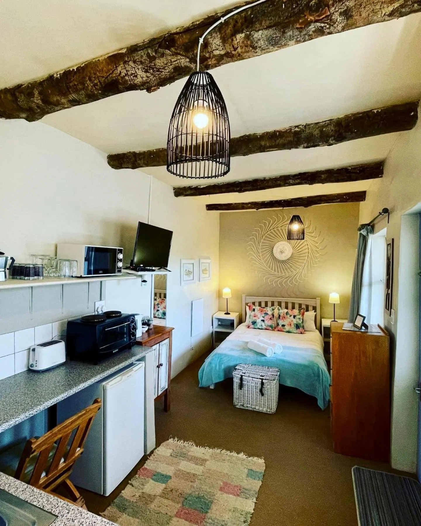 Photo of the whole room, Bed in Blue Cow Barn - Boutique Farm