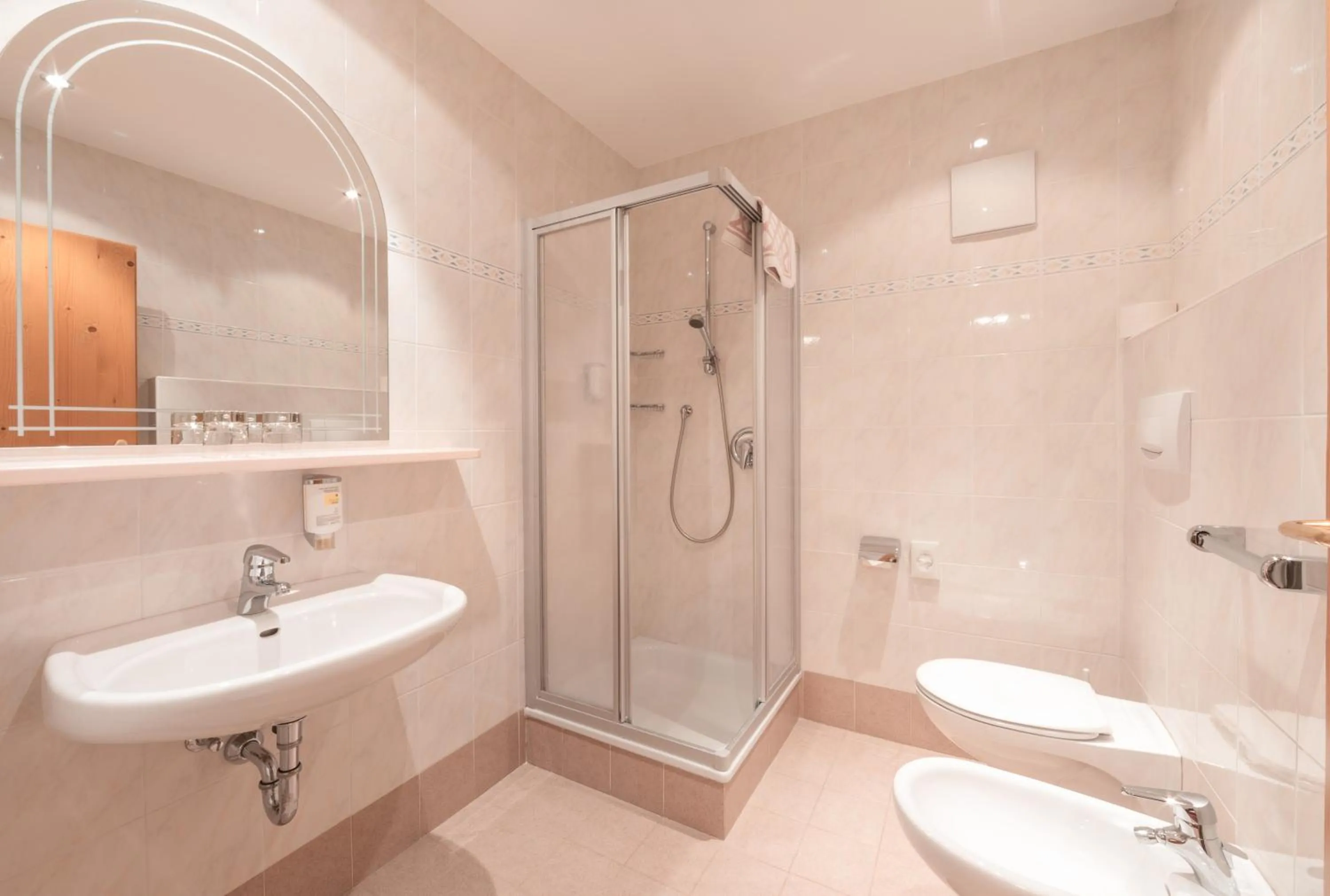 Shower in Berghotel zum Zirm