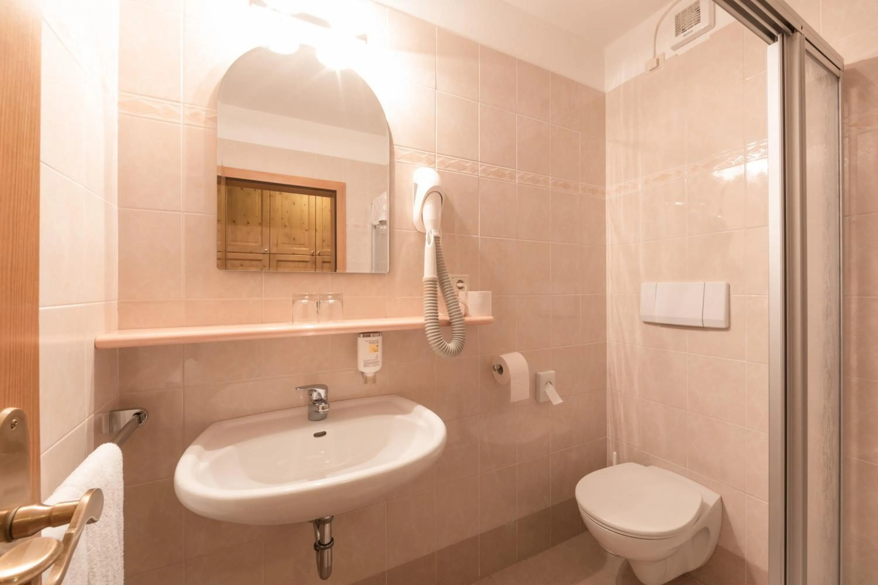 Shower in Berghotel zum Zirm