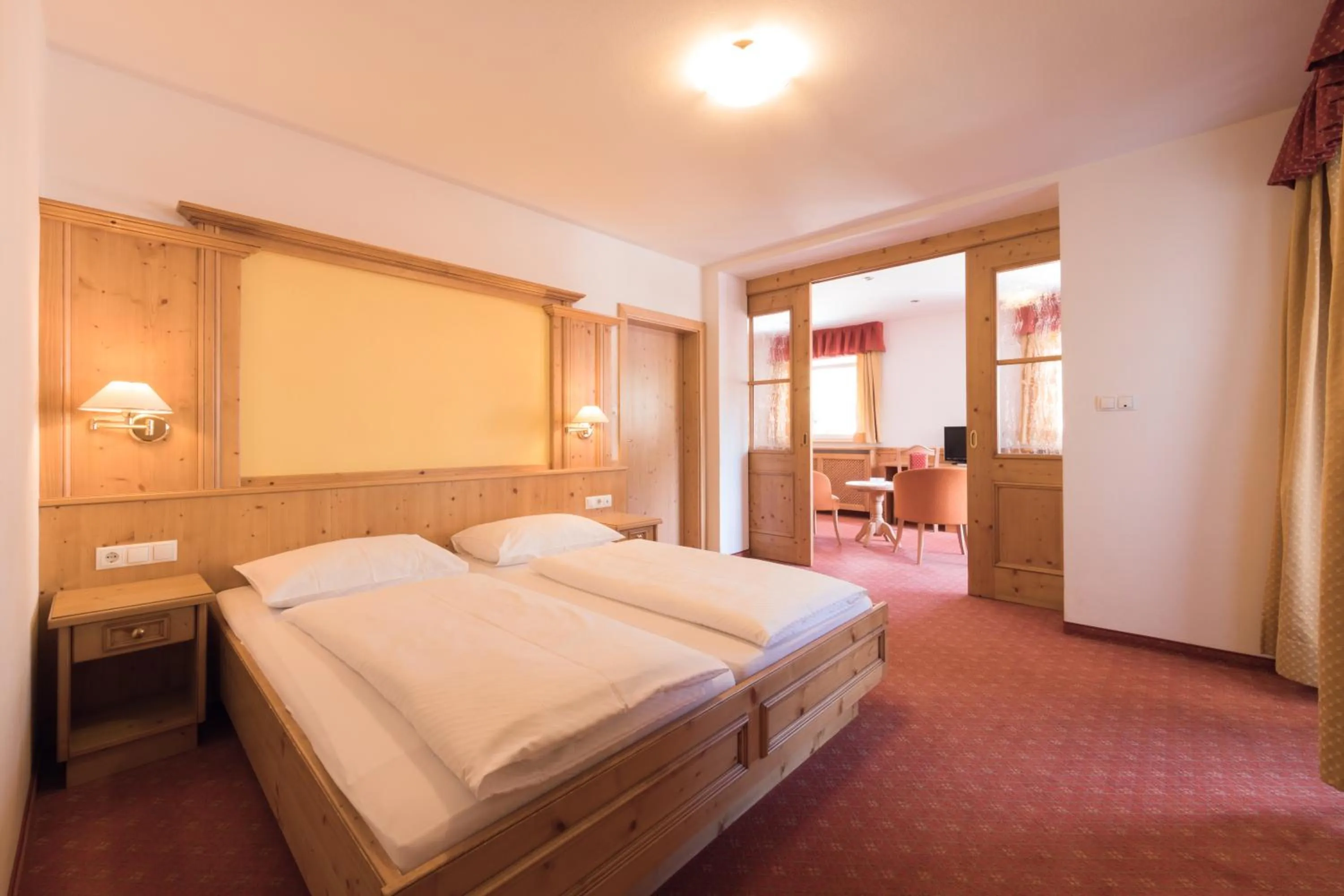 Staff, Bed in Berghotel zum Zirm