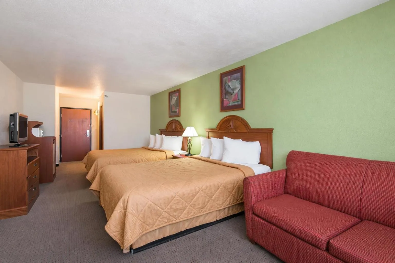 Photo of the whole room, Bed in Knights Inn Gallup at 3208 W Hwy 66