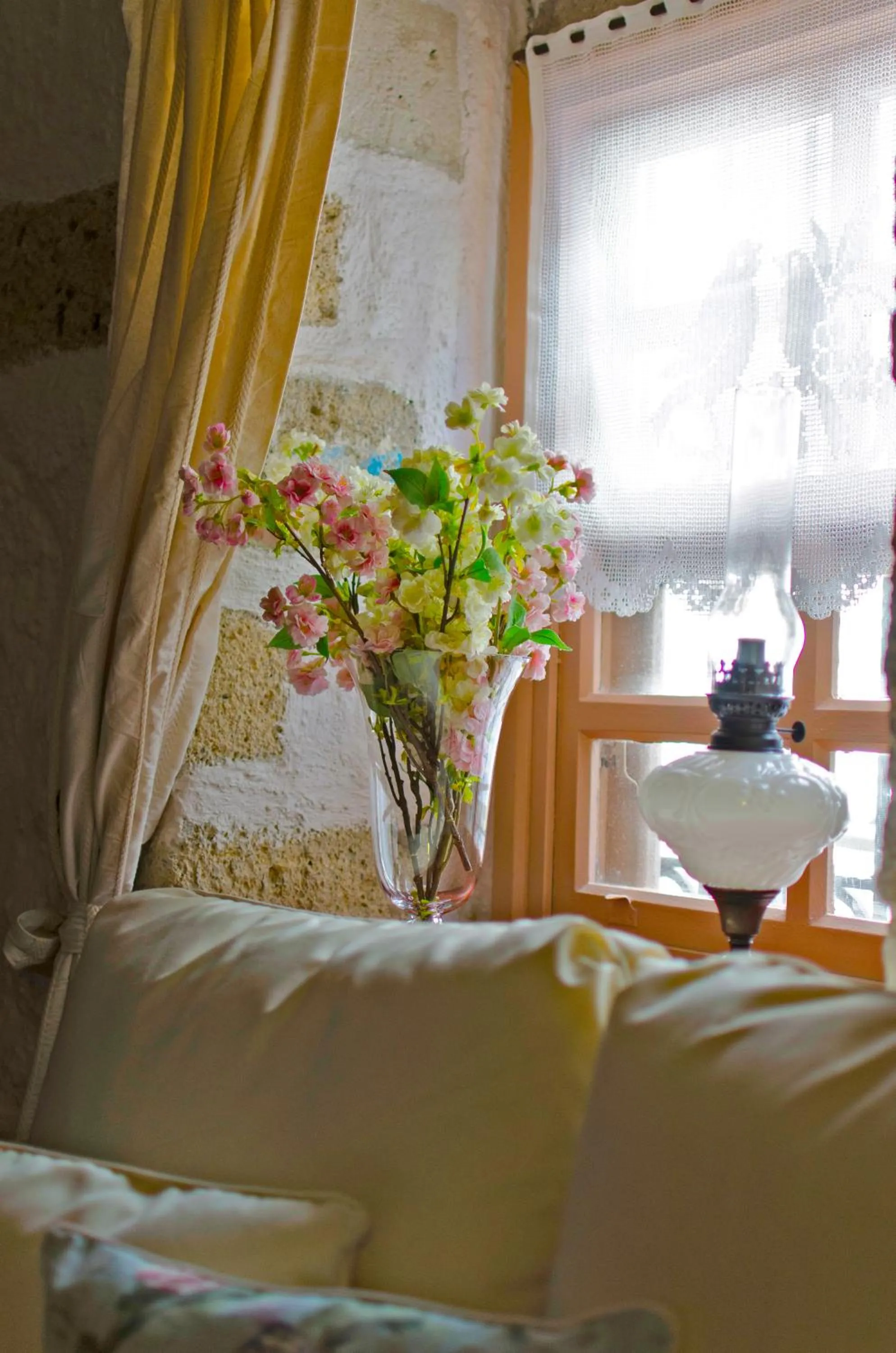 Living room, Bed in Lilyum Alaçatı - Taş Ev