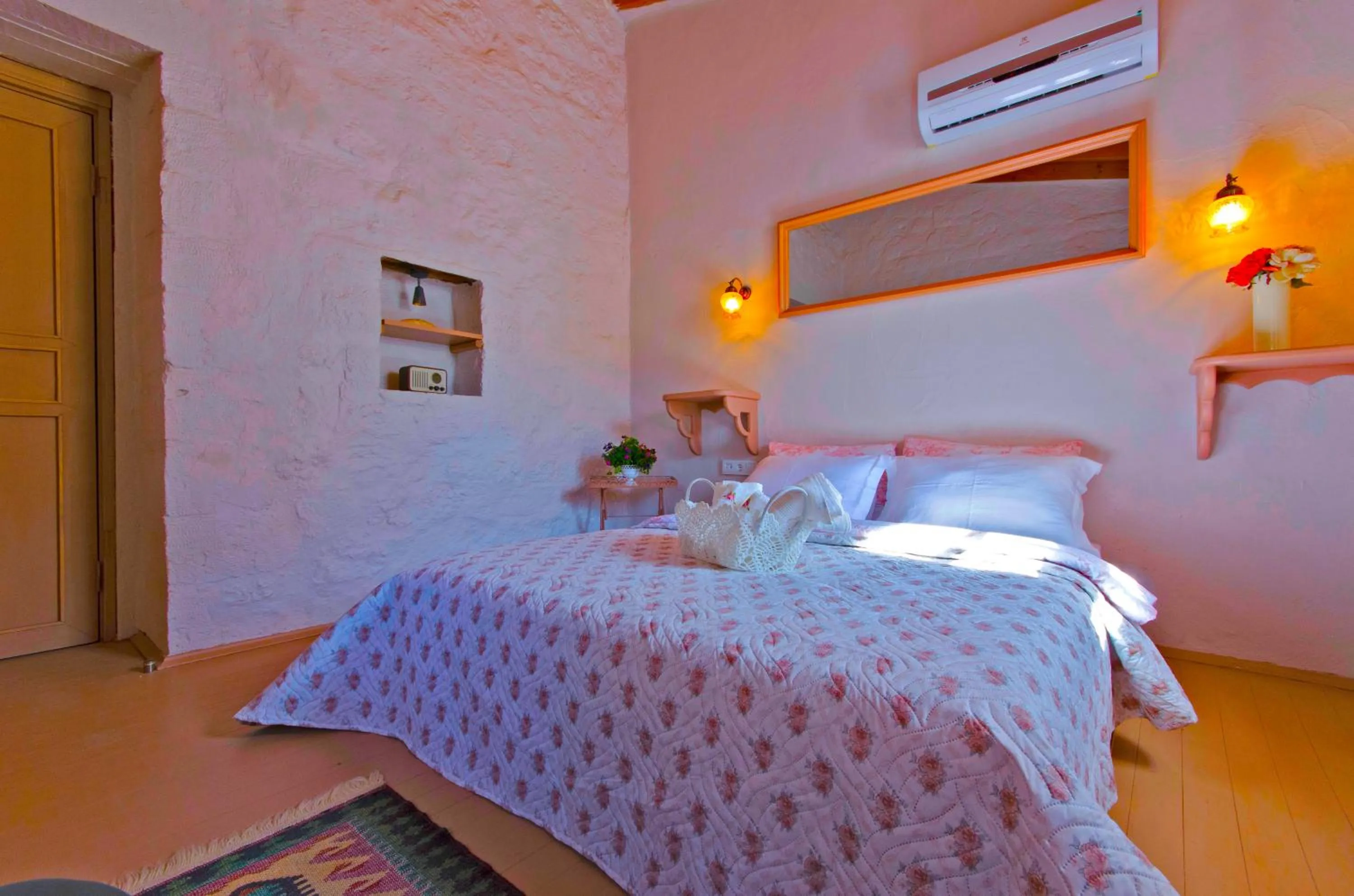 Bedroom, Bed in Lilyum Alaçatı - Taş Ev