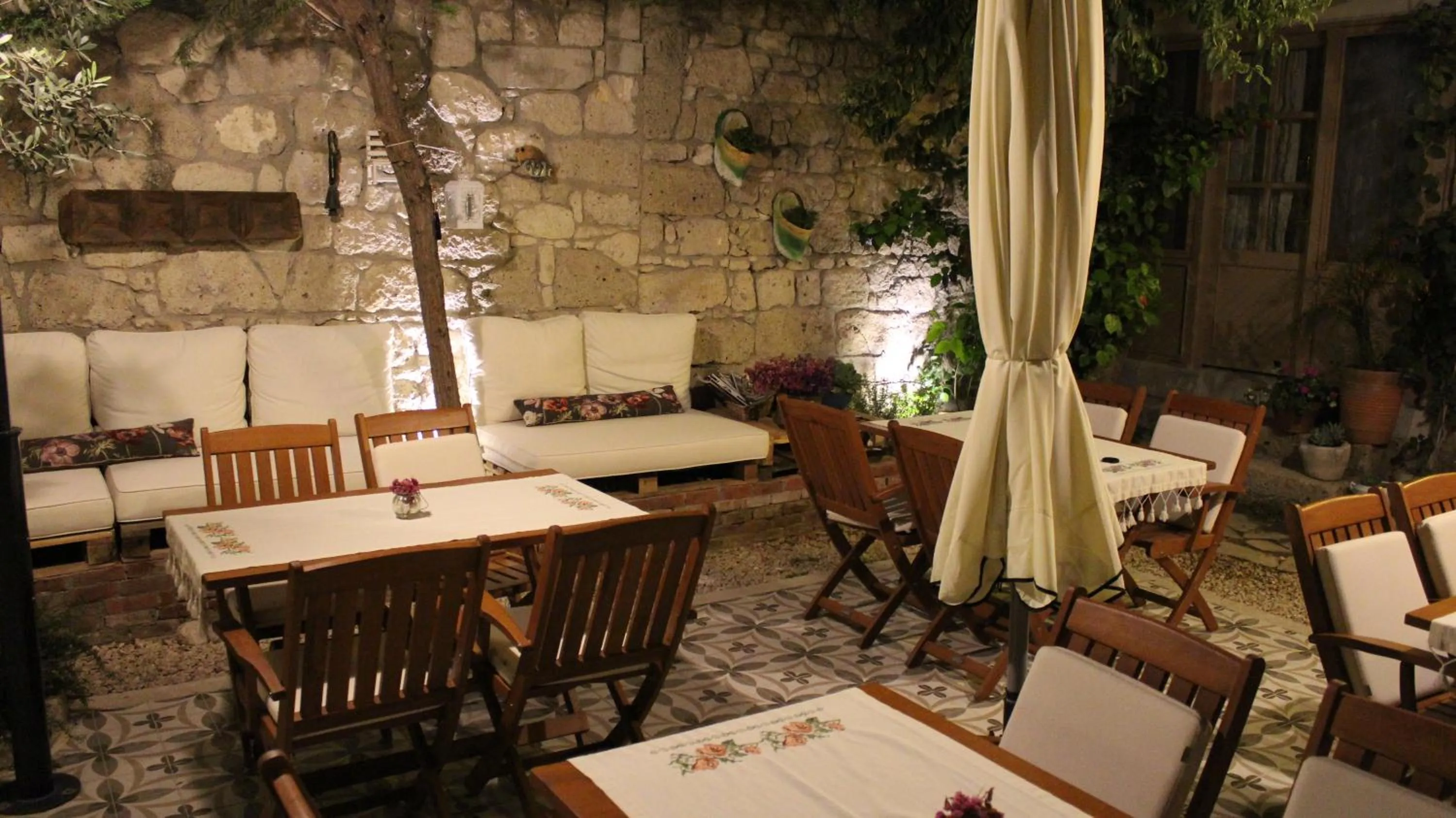 Garden in Lilyum Alaçatı - Taş Ev