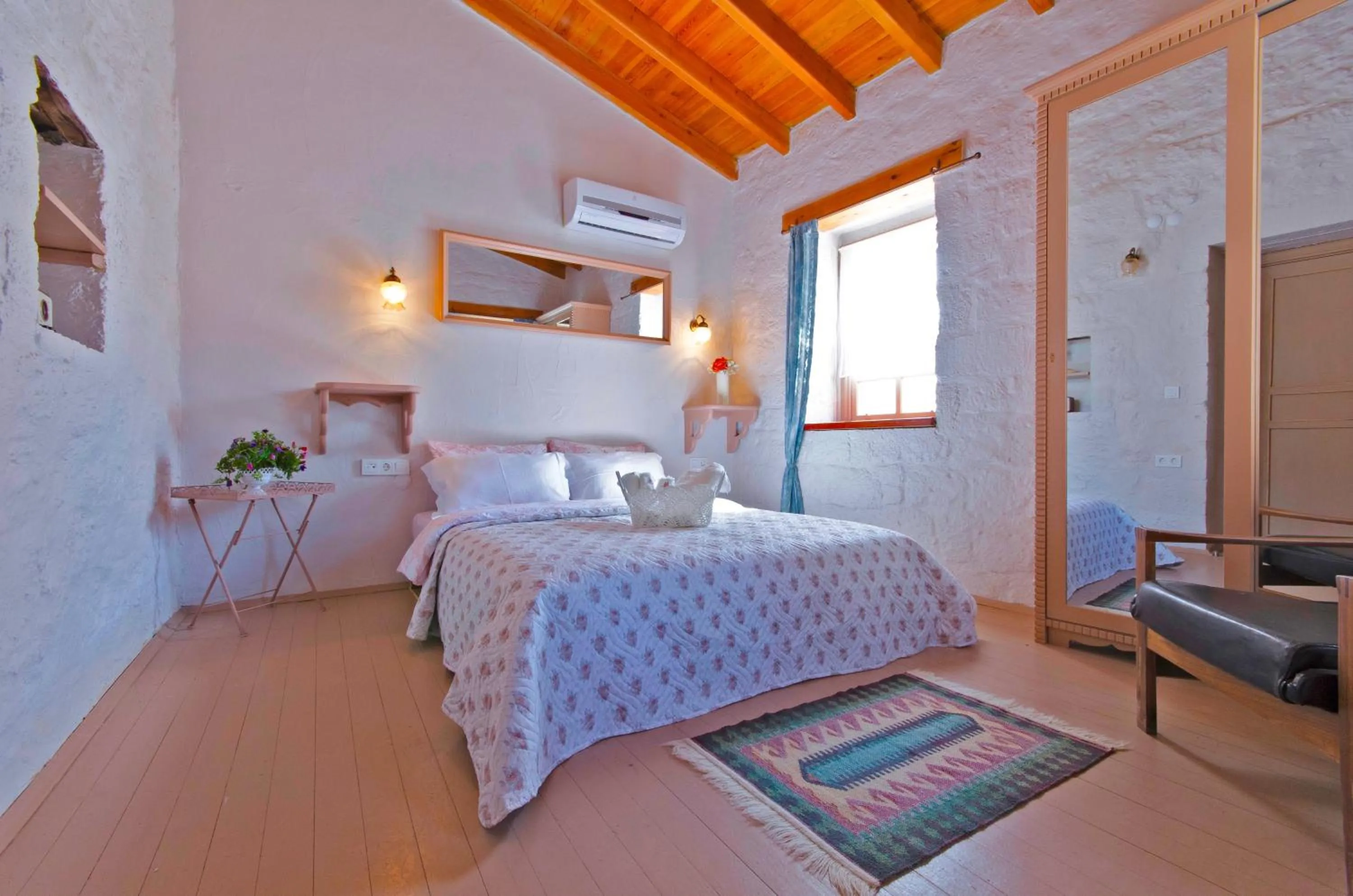 Property building, Bed in Lilyum Alaçatı - Taş Ev