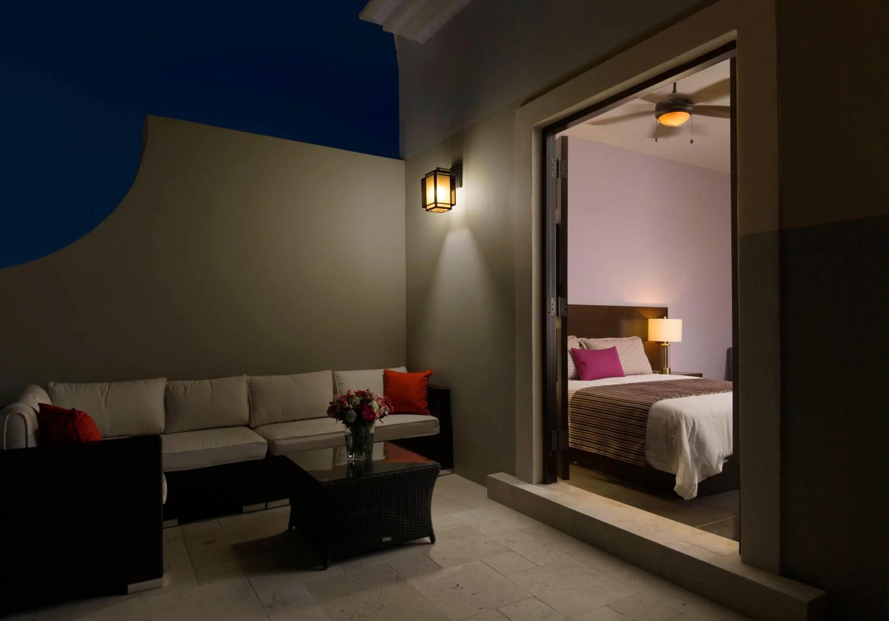 Patio, Bed in Decanter Hotel