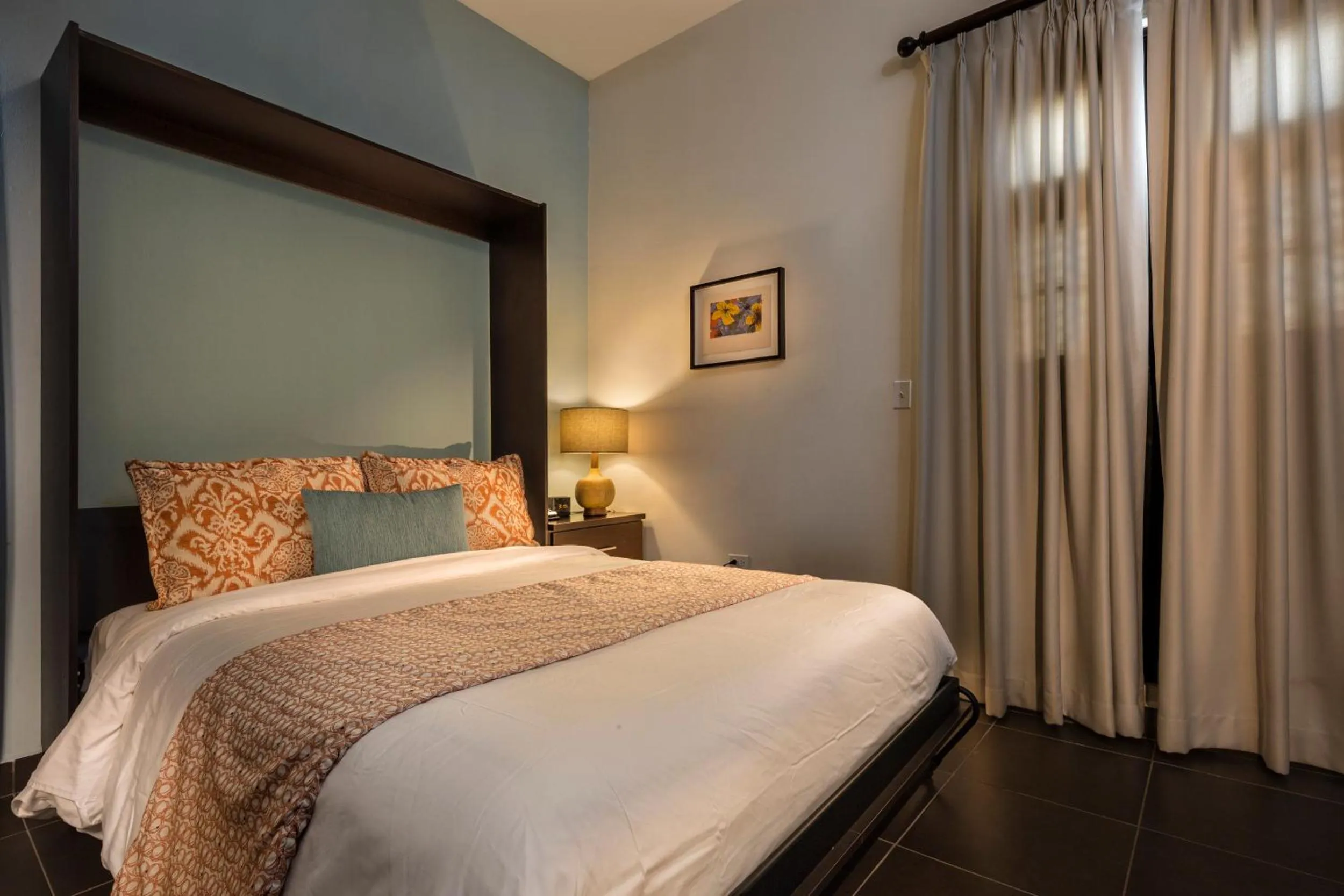 Photo of the whole room, Bed in Decanter Hotel