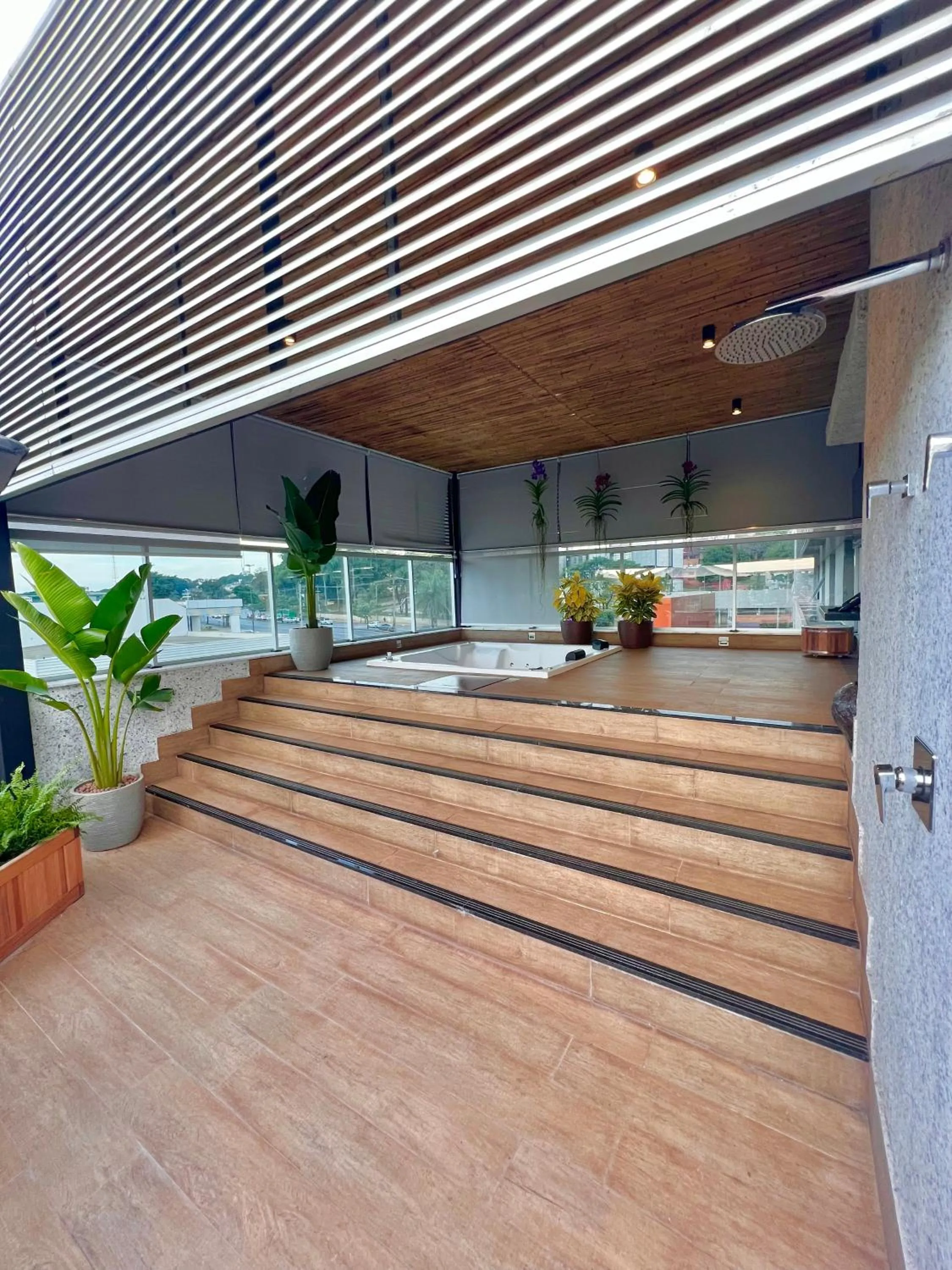 Hot Tub in Intercity BH Expo