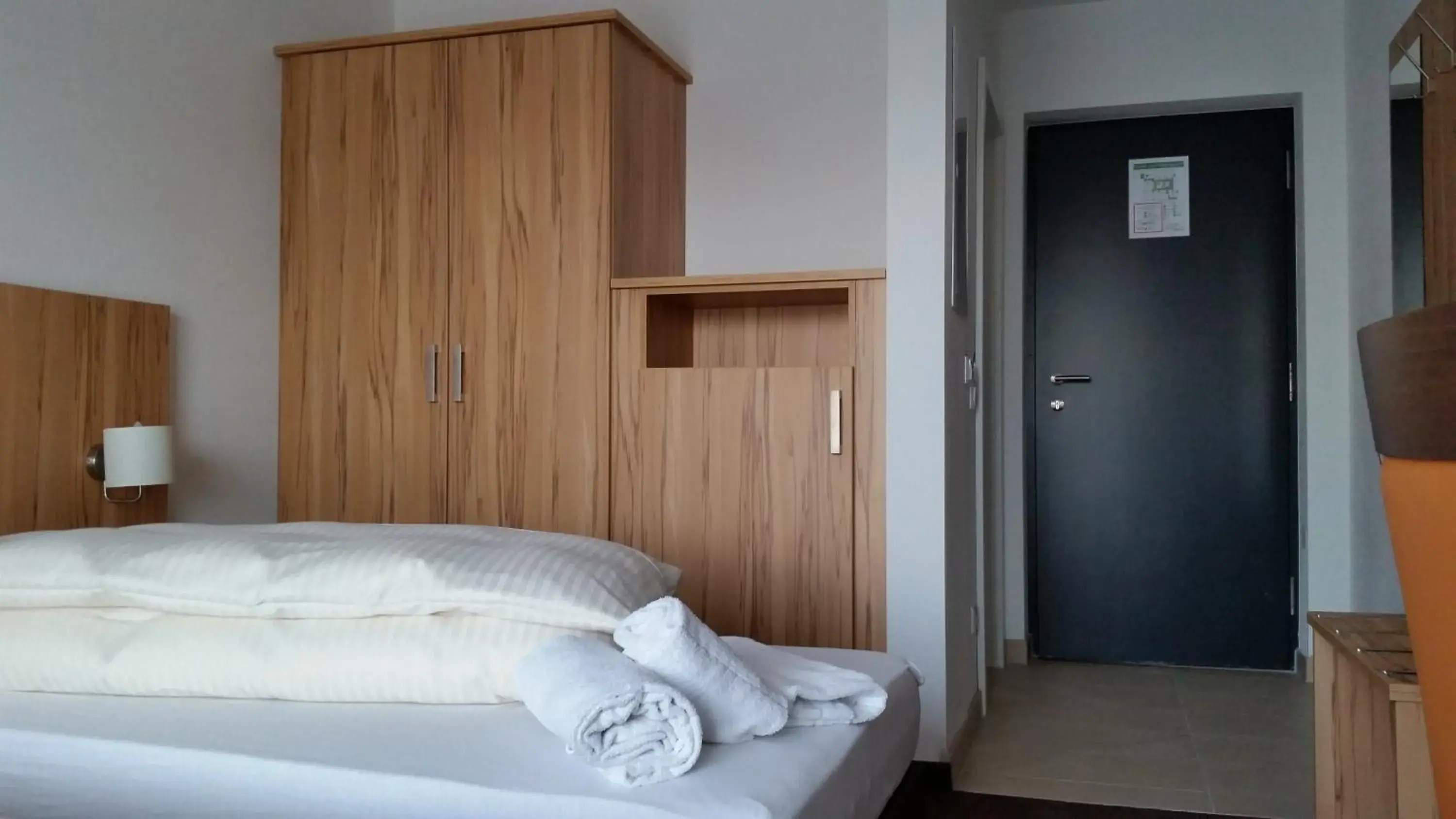 Budget Single Room in Schäfer Boardinghouse Budget Single Room in Schäfer Boardinghouse