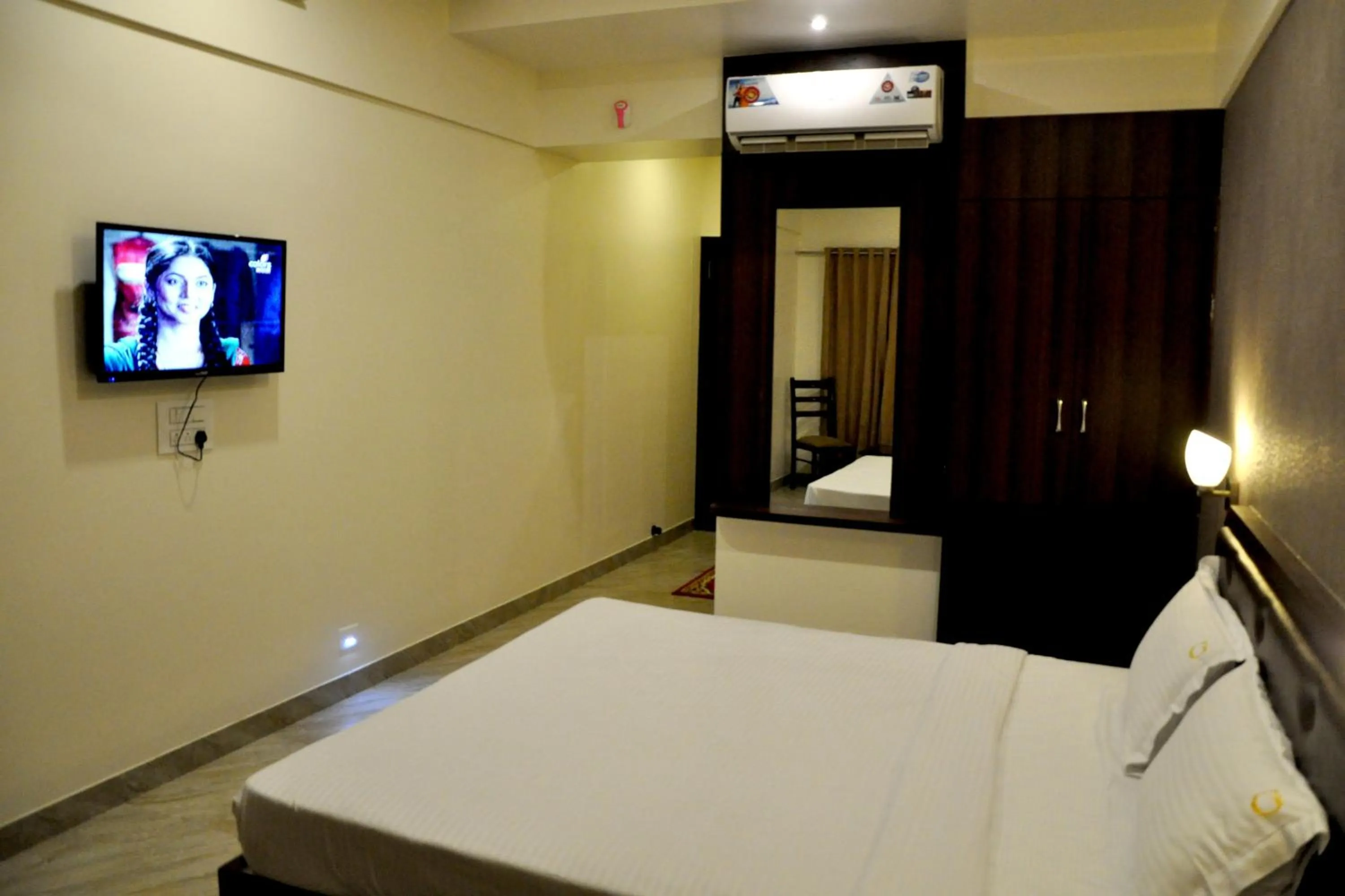 Bedroom, Bed in Hotel Gulmohar Pride