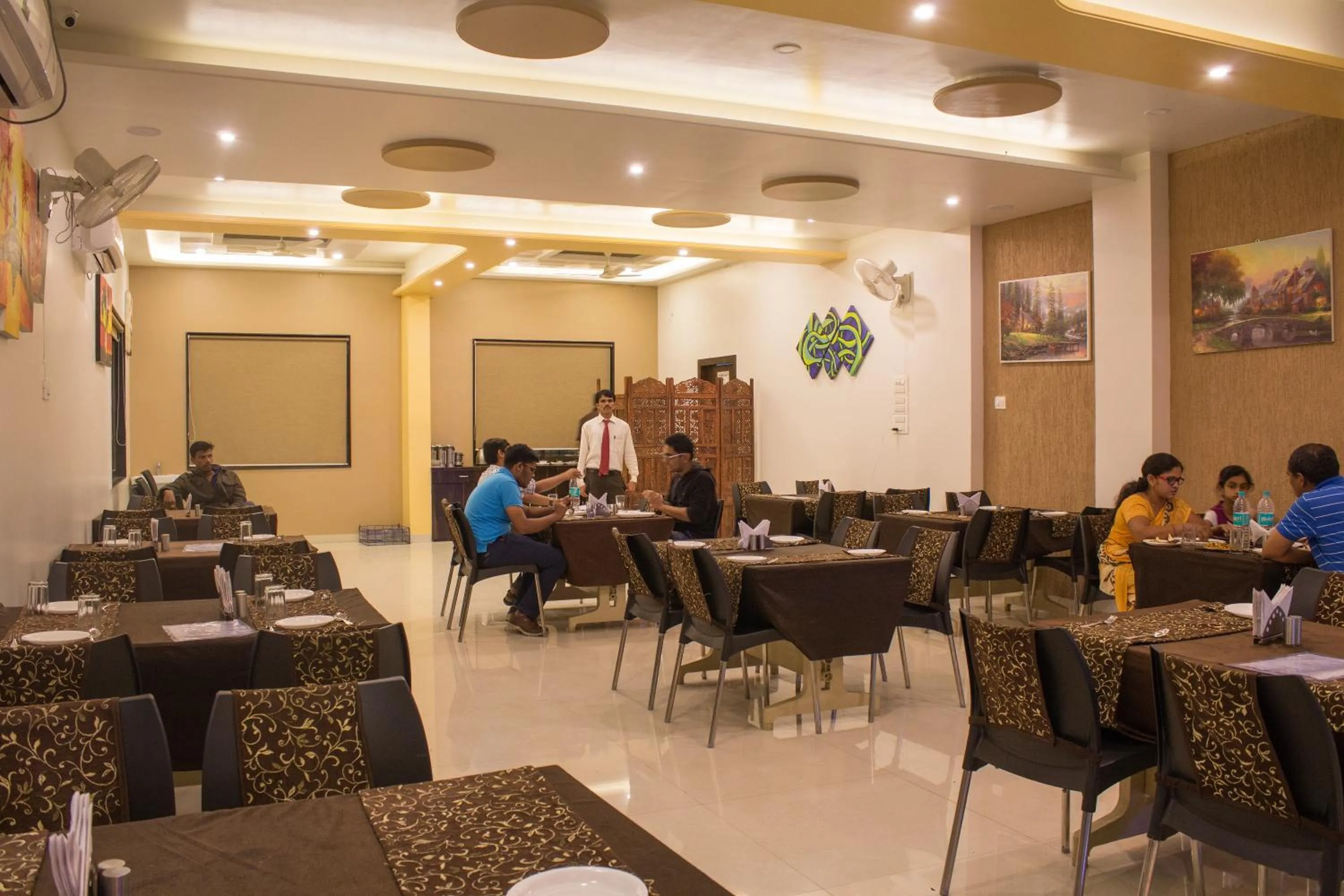 Restaurant/places to eat in Hotel Gulmohar Pride