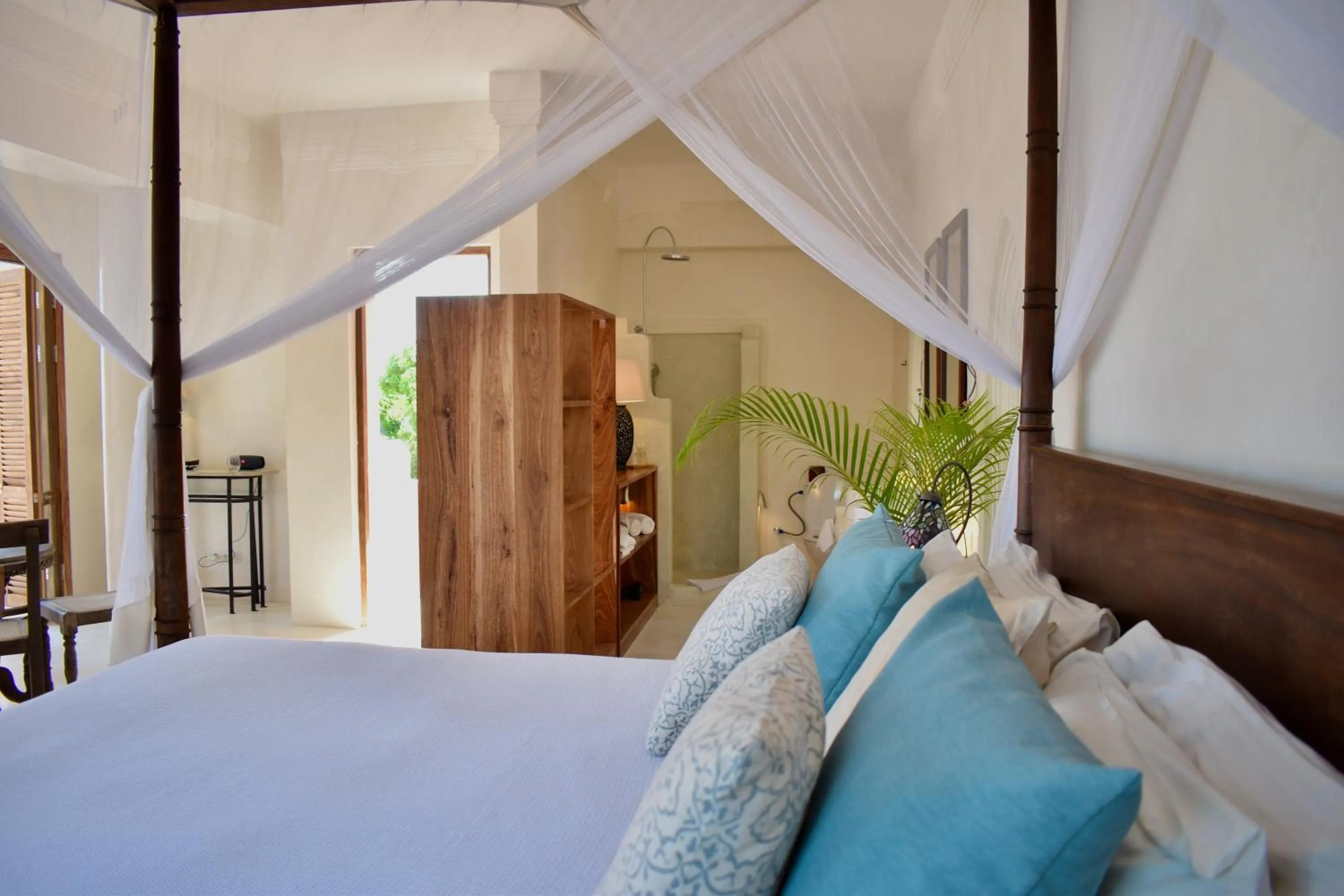 Shower, Bed in Qambani Luxury Resort